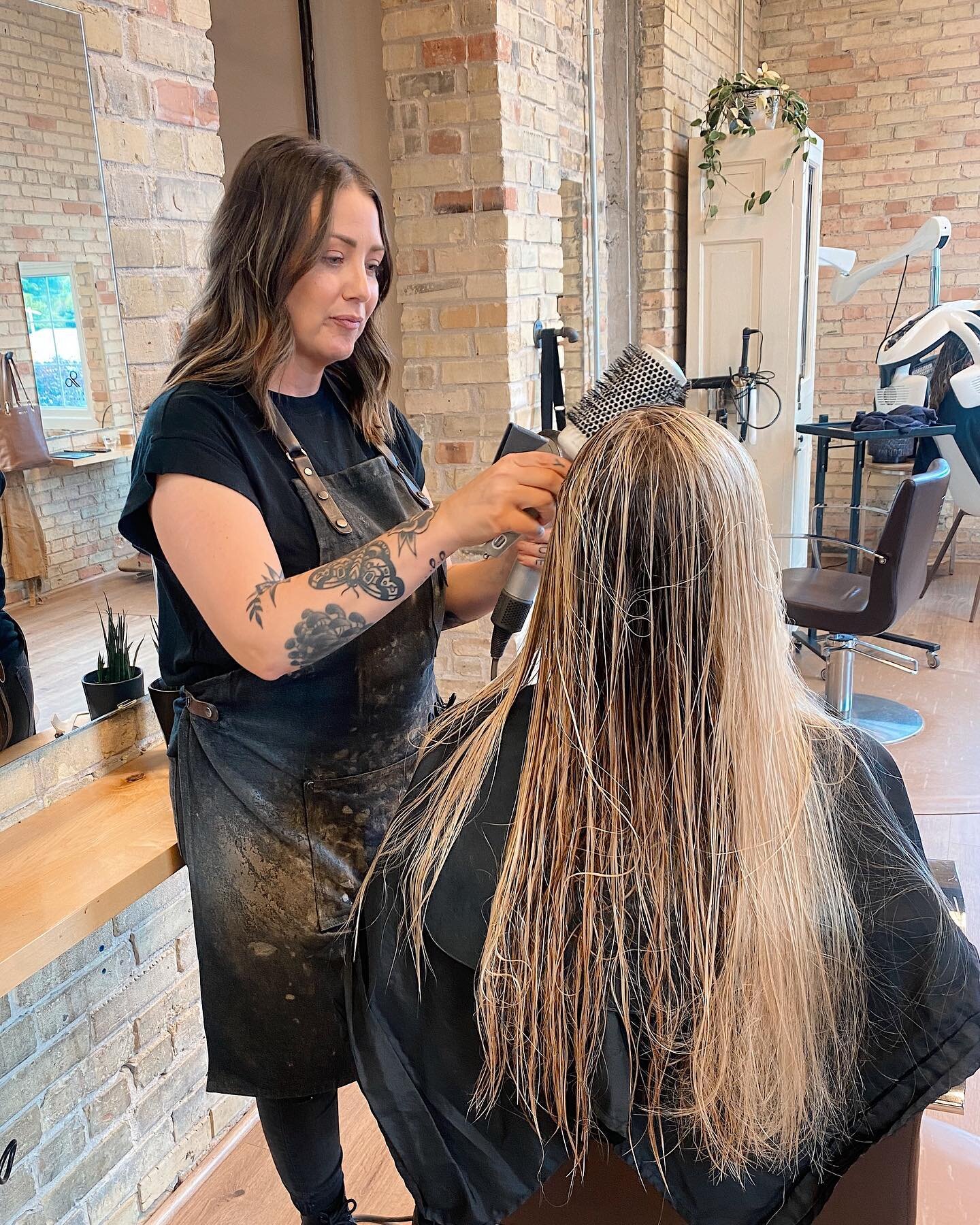 It&rsquo;s Been Busy 🐝  @bethavarali @peyton.cosmetology || You would think it was a FRIDAY ✨
.
.
#busysalon 🤍 #downtowntc #tclove #bellababe #bellaamicisalon #traversecity #helloclients