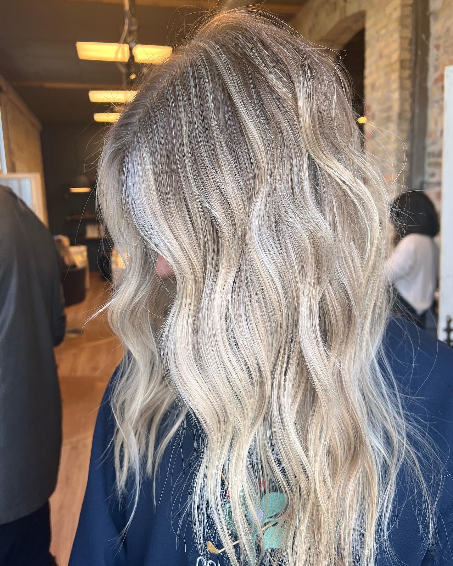 This blonde doesn&rsquo;t come from a box 💁🏼&zwj;♀️
_______________________________
@peyton.cosmetology 💅🏻 
.
.
#downtowntc #traversecity #bellaamici #bellaamicitc #nomi #northernmichigan #blondespecialist #blondesquad #fall2023