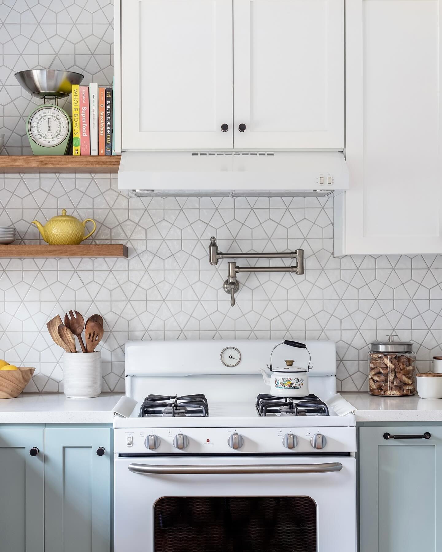 KITCHEN REFRESH ✨

Not every project we do is a full-scale remodel. A lot of times we work with our clients to incorporate existing fixtures and furnishings to save on costs. We do our best to remain within their budget parameters and offer creative 