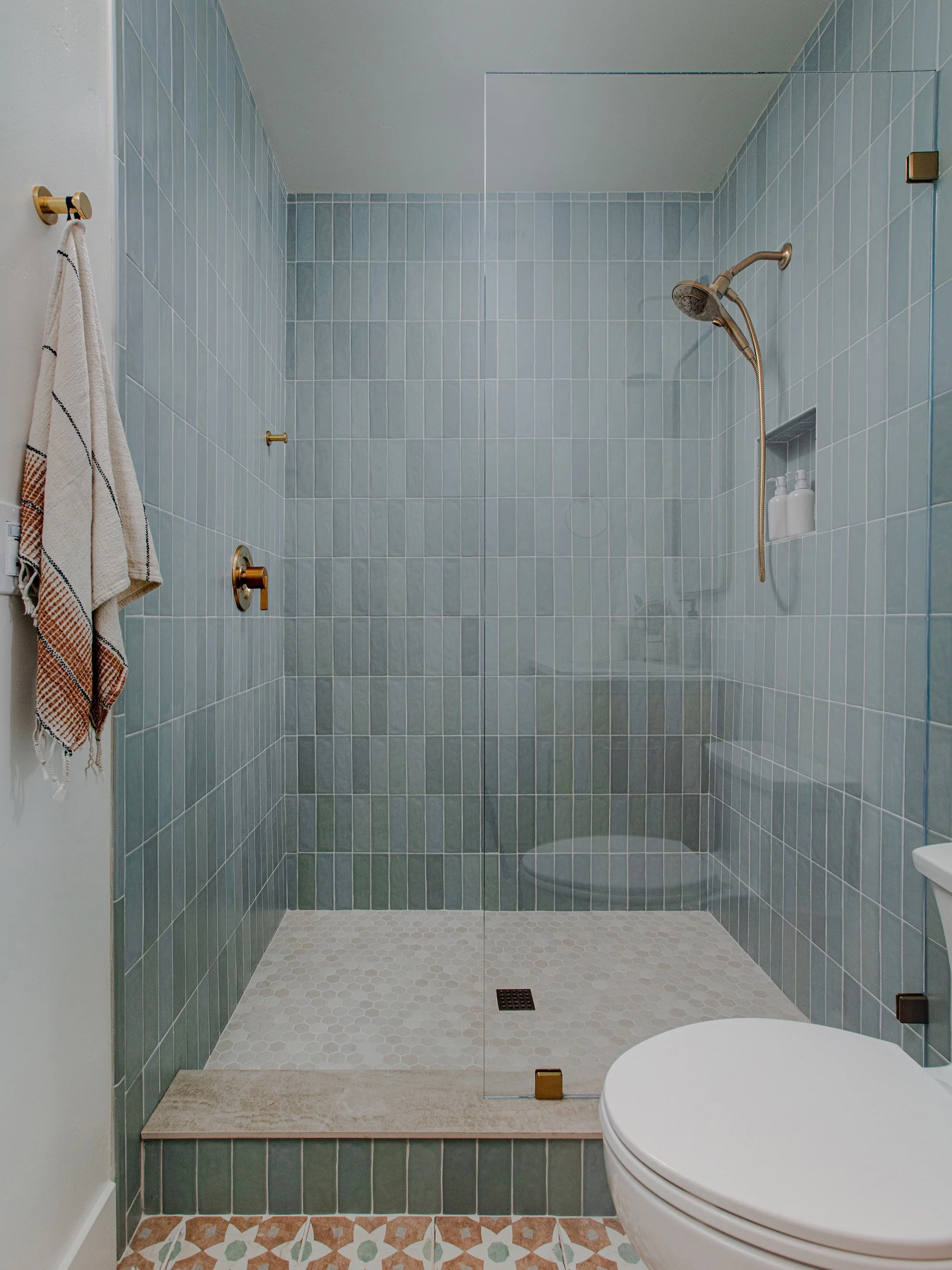 SpLiSh SpLaSh Pool Bath 💦 

How fun is this little Mediterranean-inspired bathroom that we did for my clients&rsquo; pool house casita?! It may be small but it packs in lots of color and personality for their lucky overnight (and daytime!) guests. ?