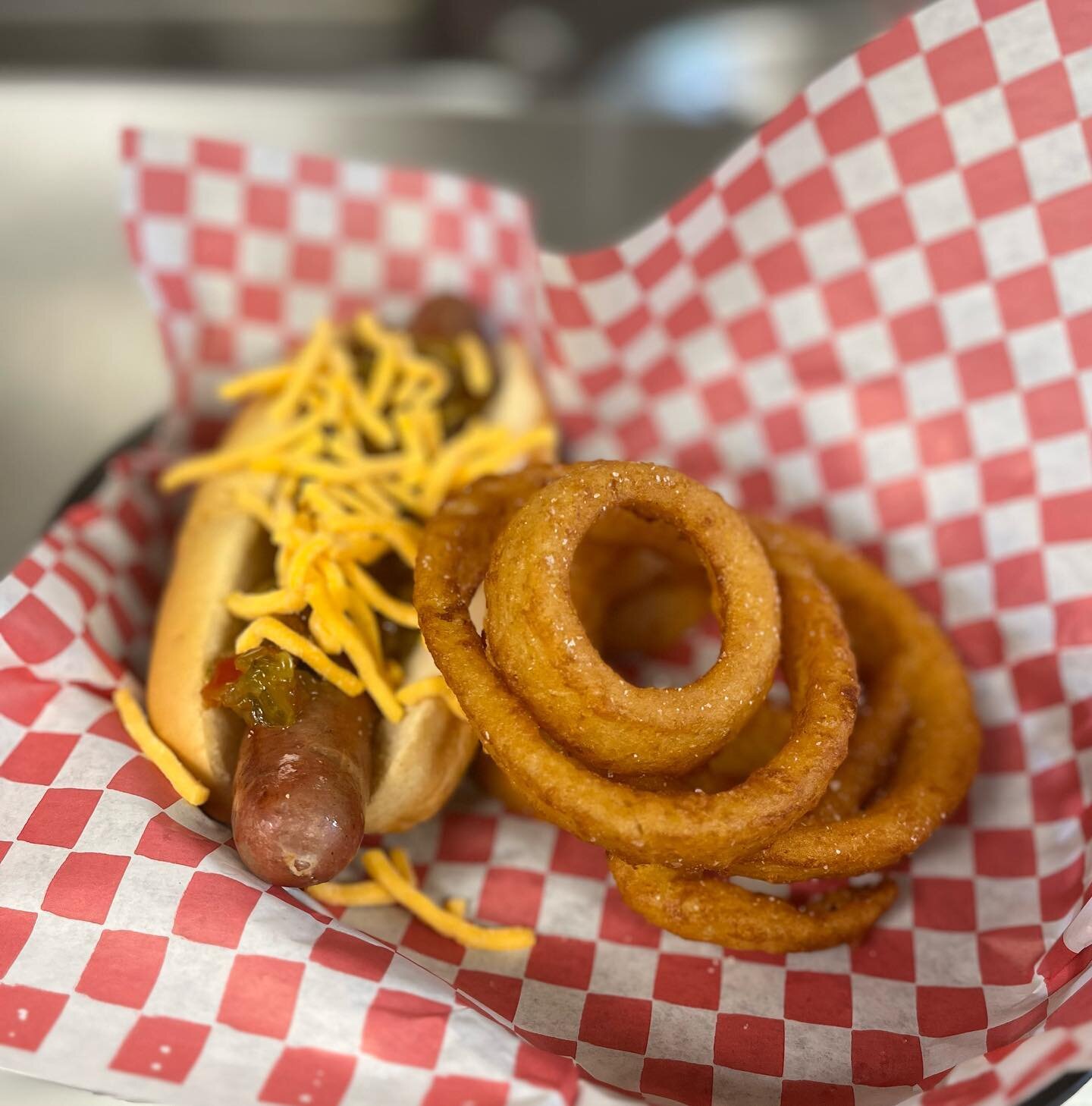 Bologna Dog special with onion rings until supplies last!!! Also, don&rsquo;t forget about our Dive Bar Pre-Fixe tomorrow for Valentines 💝 or Meat Raffle on Wednesday. Perfect nights for you and a special someone!! #goodfoodnobull #burger #nokomisli