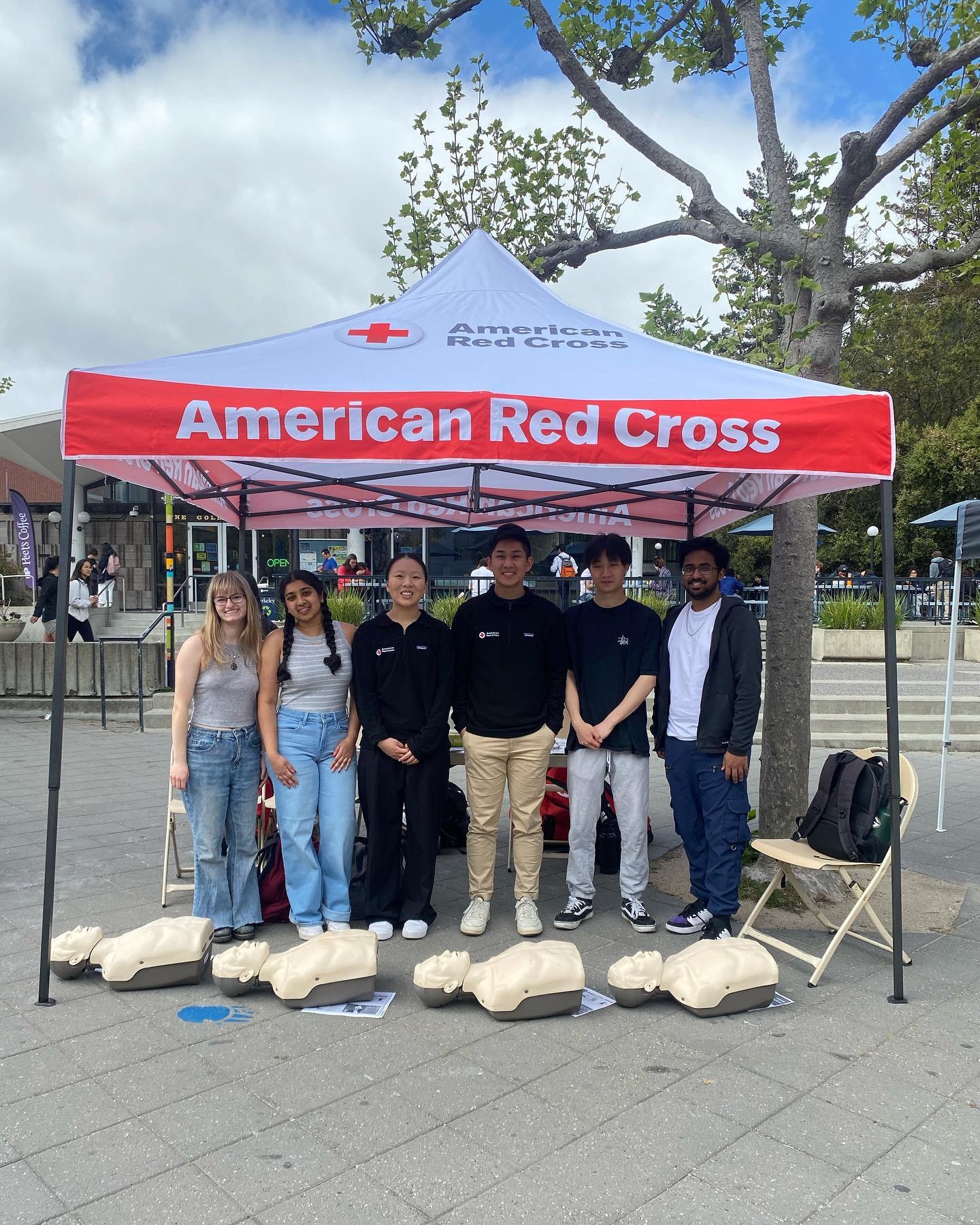 Thank you to everyone who stopped by our table for a quick CPR lesson last Friday on Upper Sproul!! Members from ARC@Cal gave step-by-step guides on how to perform CPR, and we had tons of fun teaching people! Here are some photos from last week&rsquo