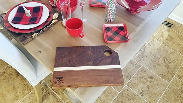 This is one of the boards I made for a Christmas gift. Now that it's been given, I can share!  I really love the 5 corner design. Definitely brings another dimension to the board. .
Both the upper and lower portions of this board are black walnut, al