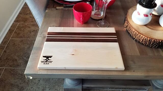Another cutting board I made for a Christmas gift. I do love the racing stripe look. Bold in its simplicity!
.
#cuttingboard #choppingboard #charcuterieboard #servingboard #walnut #maple #hardwood #christmaspresent #madeinBaltimore #builtinBaltimore 