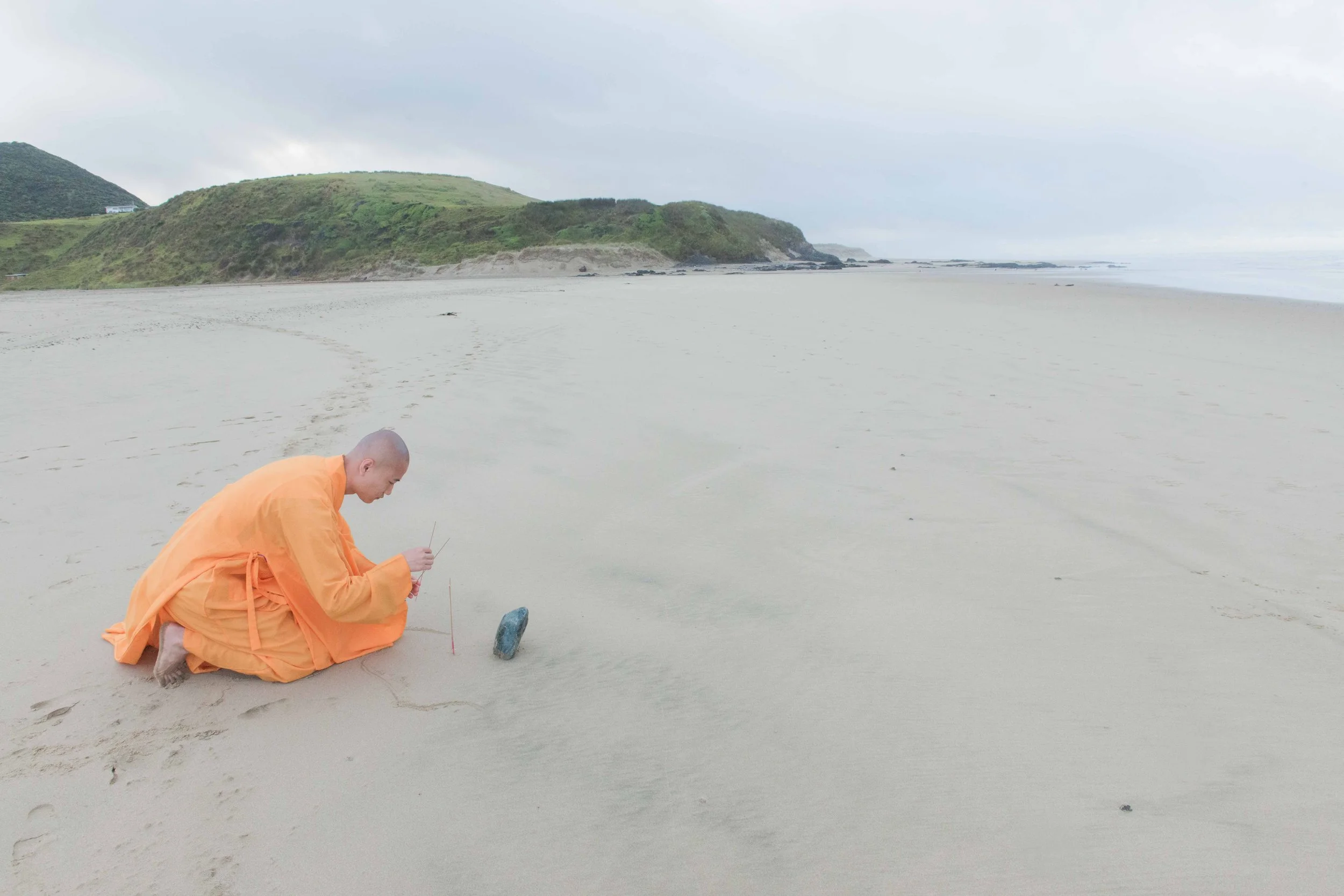 Zhuji blessing on Mitimiti beach-_DSC8196.jpg