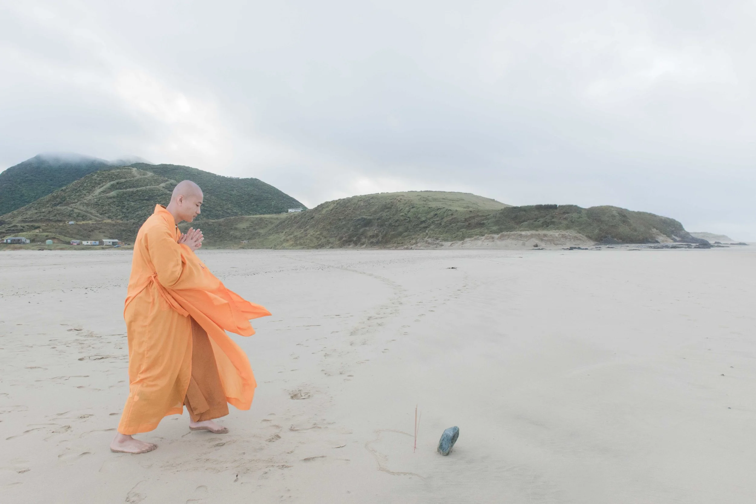 Zhuji blessing on Mitimiti beach-_DSC8201.jpg