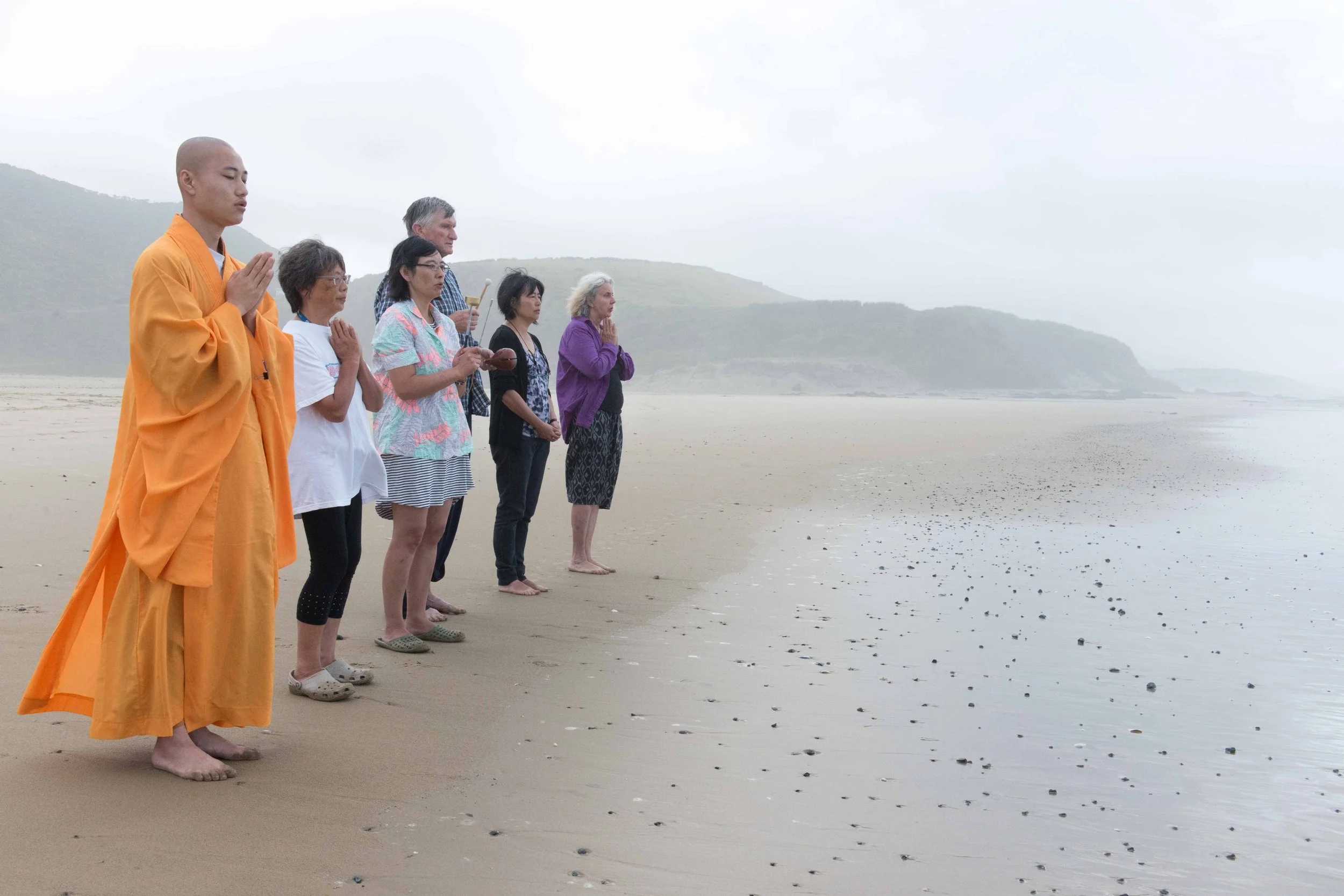 Zhuji blessing on Mitimiti beach-_DSC8287.jpg