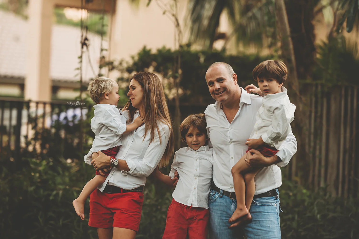 family-picture-holding-kids-best-photography.jpg