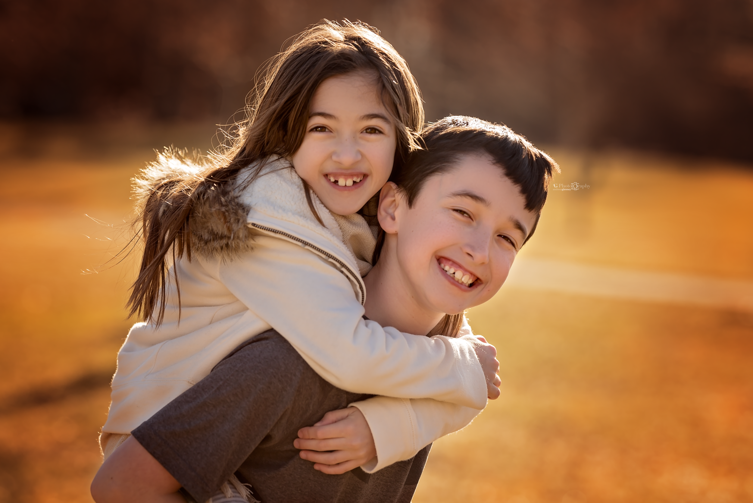 siblings-hugging-family-photographer-bergen-county.jpg