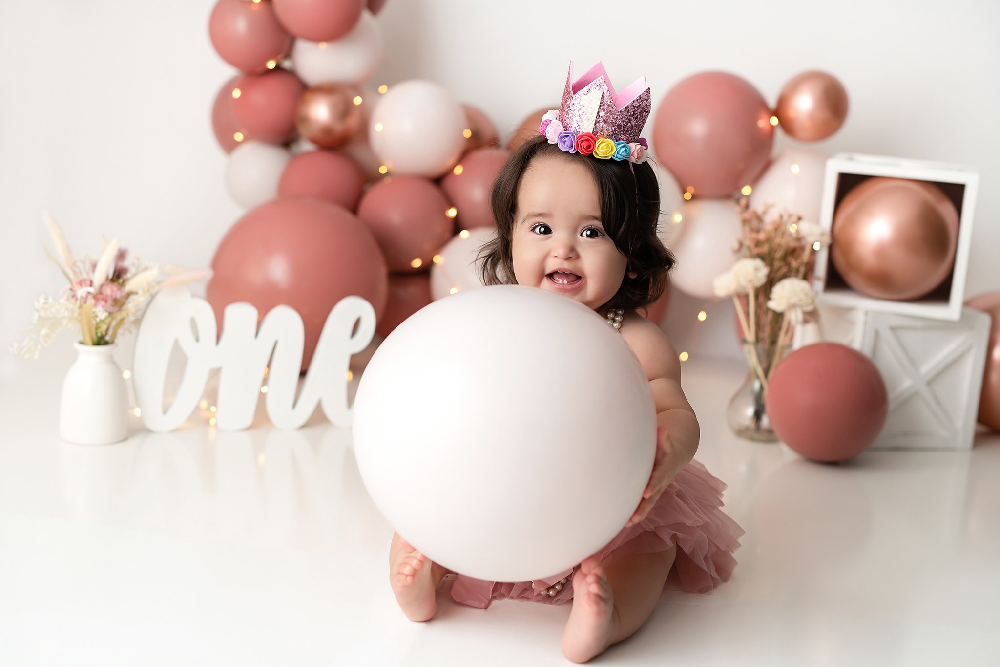 first-birthday-photoshoot-girl-rose-gold-white-colors-best-photographer-Alpharetta-Georgia.jpg