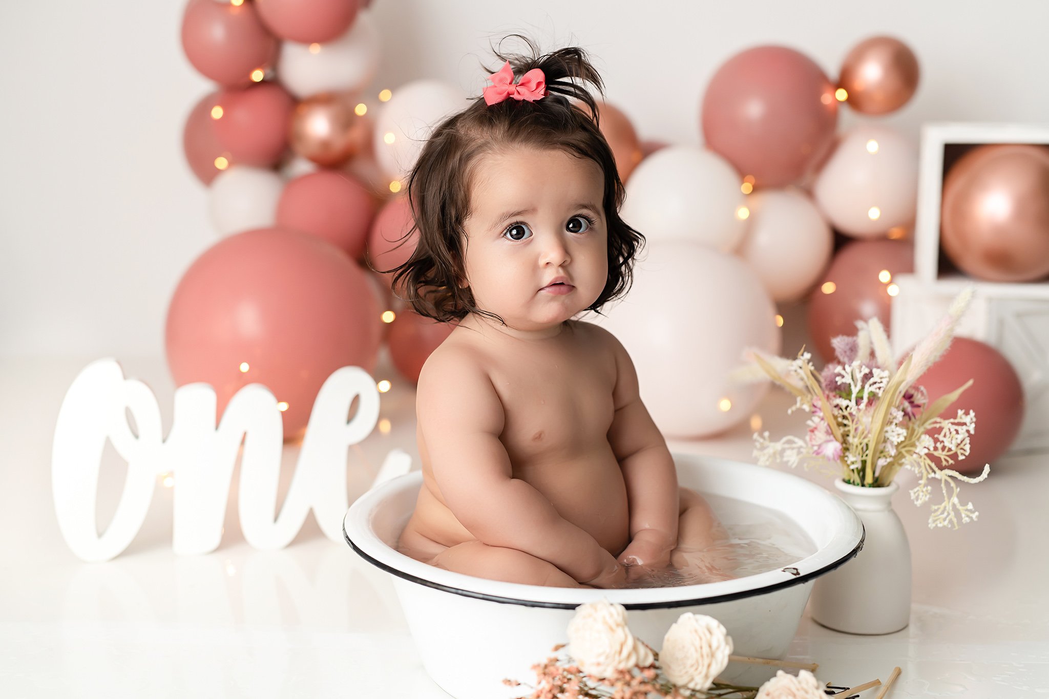 baby-girl-first-birthday-bubble-bath-photosession-Alpharetta-cake-smash-photographer.jpg