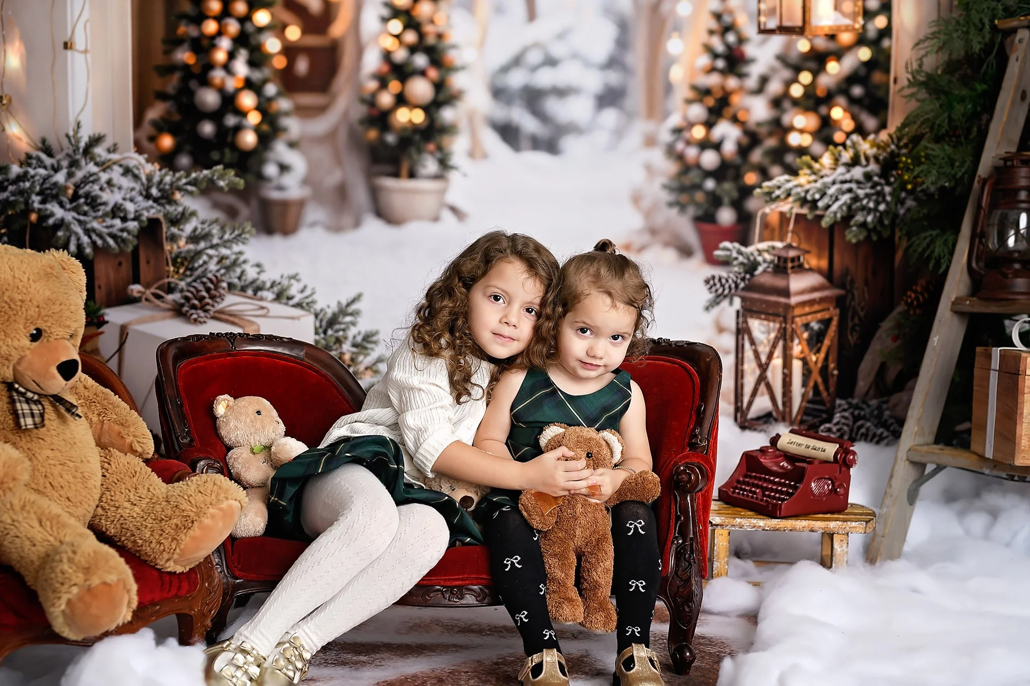 Sisters’ Christmas Mini Session in a Festive Holiday Studio