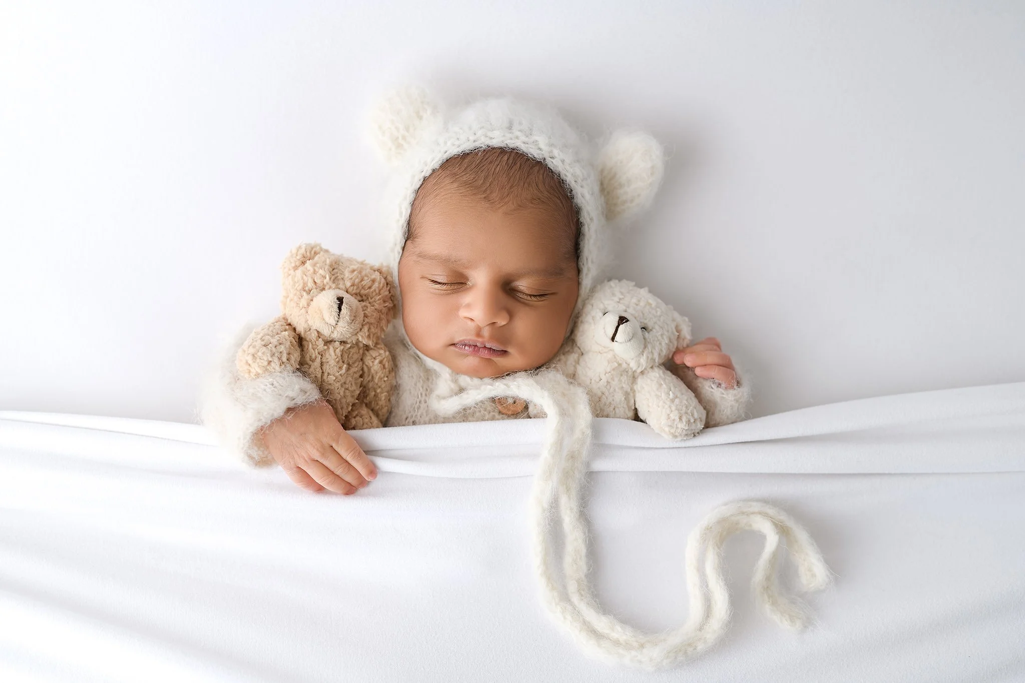 Newborn Baby Photoshoot – Cozy Teddy Bear Pose | Andreea Glenney Photography
