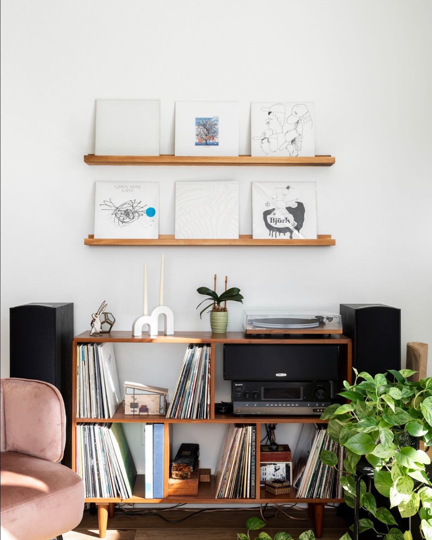 Nothing better than a great sound system, plants and sunlight! 

Designer @cottinodesign 
Photographed by @mollyrose.photo 

.
.
.
#interiors #losangelesinteriordesigner #losangelesinteriordesign #audiodesign #record #apartmenttherapy #sodomino #soca