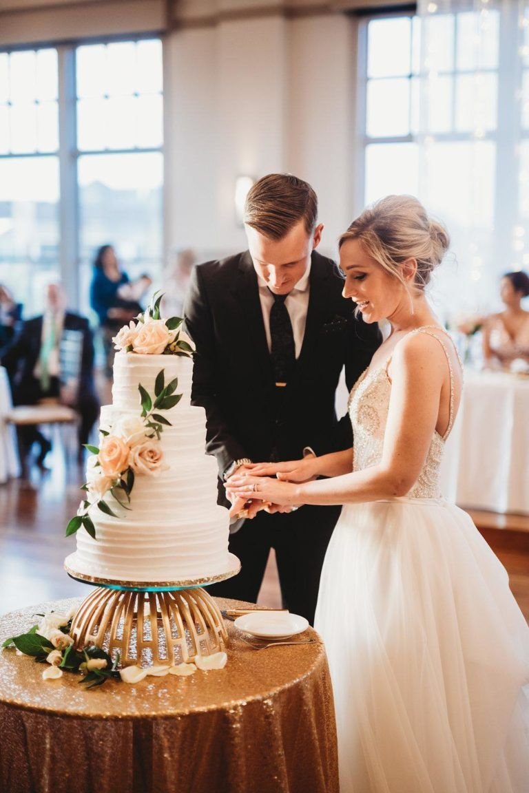 Our Favorite Wedding Cakes of 2018 - NOAHS EVENT VENUE.jpg
