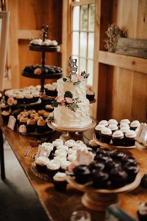 Rustic wedding cake and cupcake display - Picture of Flavor Cupcakery & Bake Shop, Bel Air - Tripadvisor.jpg