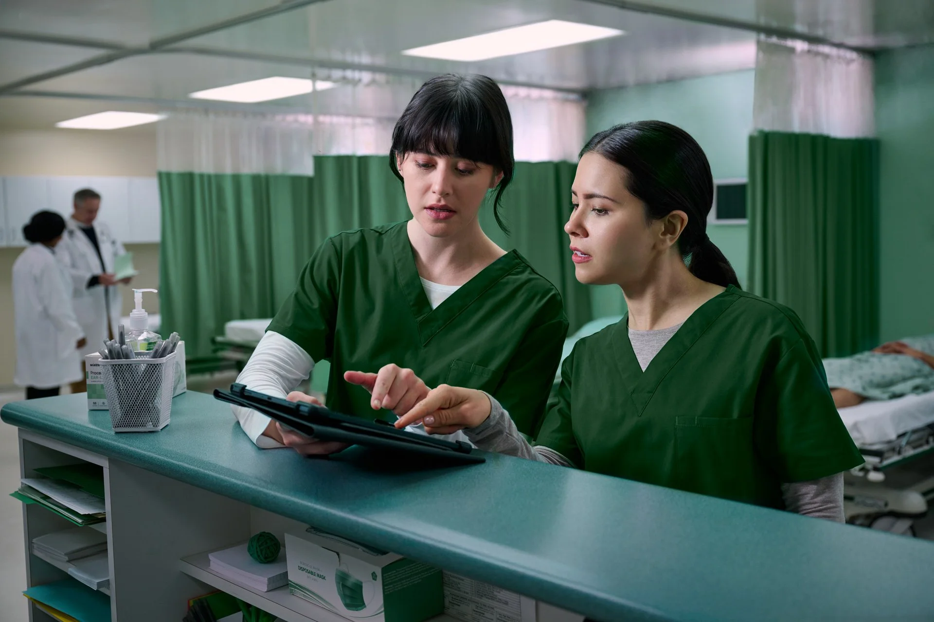 Covista_BrandShoot2025_HealthCare_NursesStation_2043.jpg