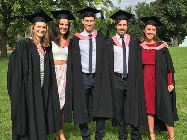 Uni Grad 2.jpg
