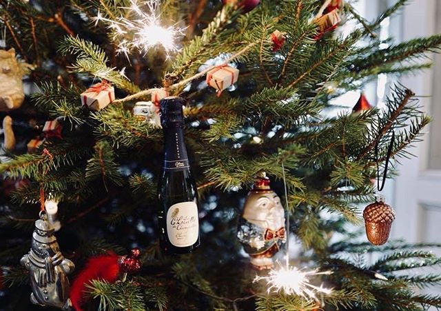 Baby Chouette is the perfect Christmas tree decoration. We wish you a wonderful holiday🥂🎄#p&ouml;ll&ouml;samppanja #champagnechouette #champagne #christmas