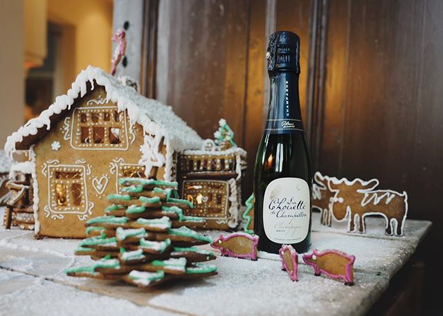 Christmas Day breakfast: Gingerbread house &amp; Champagne 🎄🍾 #p&ouml;ll&ouml;samppanja #champagnechouette #champagne #gingerbreadhouse