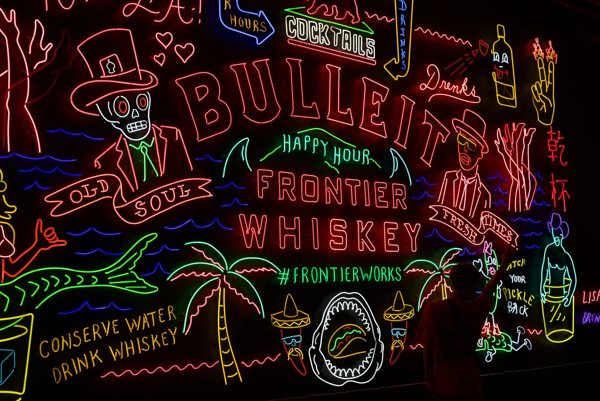  Read my Lonely Planet article about the resurgence of  neon in Los Angeles  