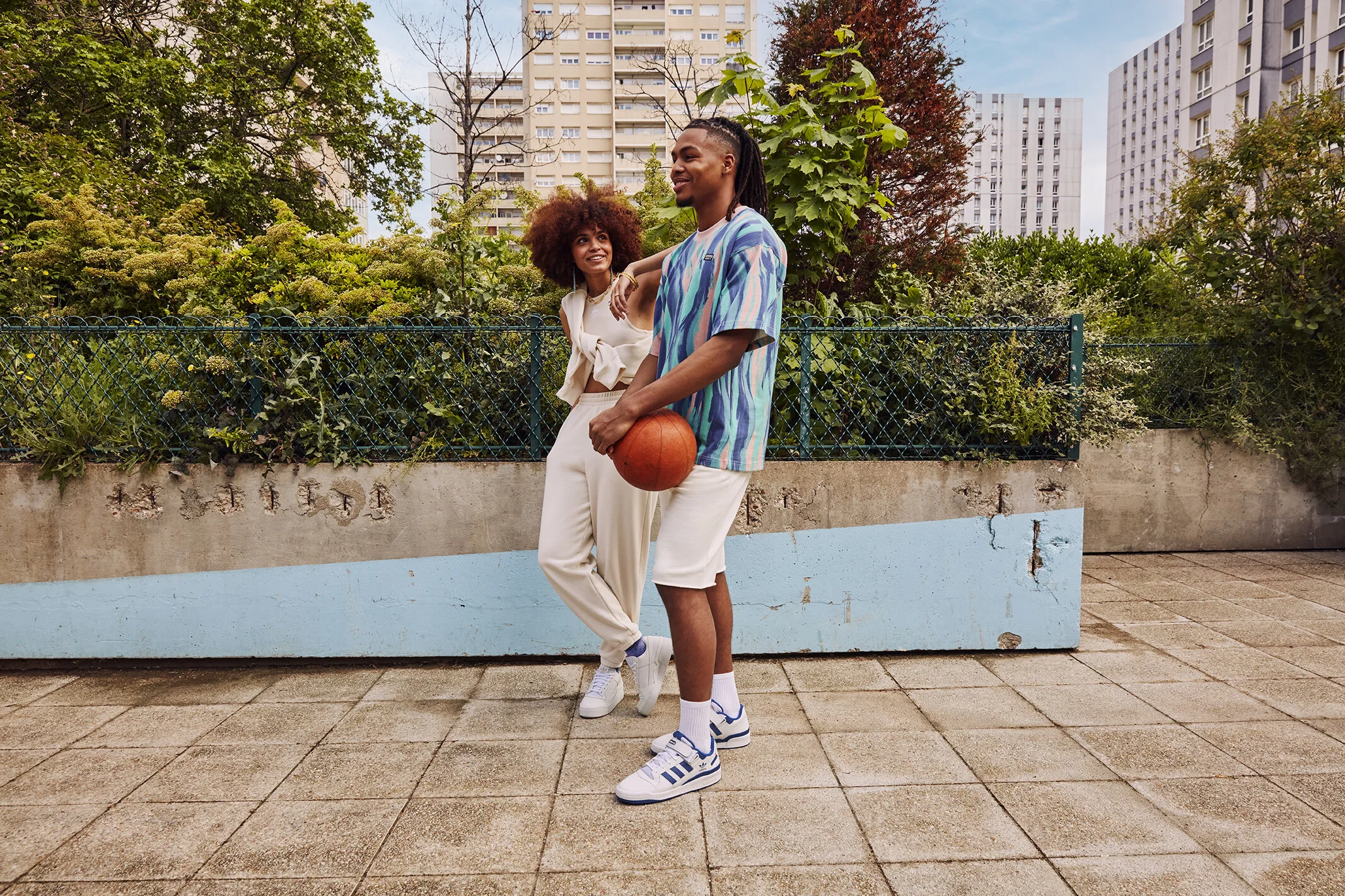 adidas_FW21_EU_FORUM_FY7756+FY9042_Juhann+Sya_full-look_2 - Kopie - Kopie.jpg