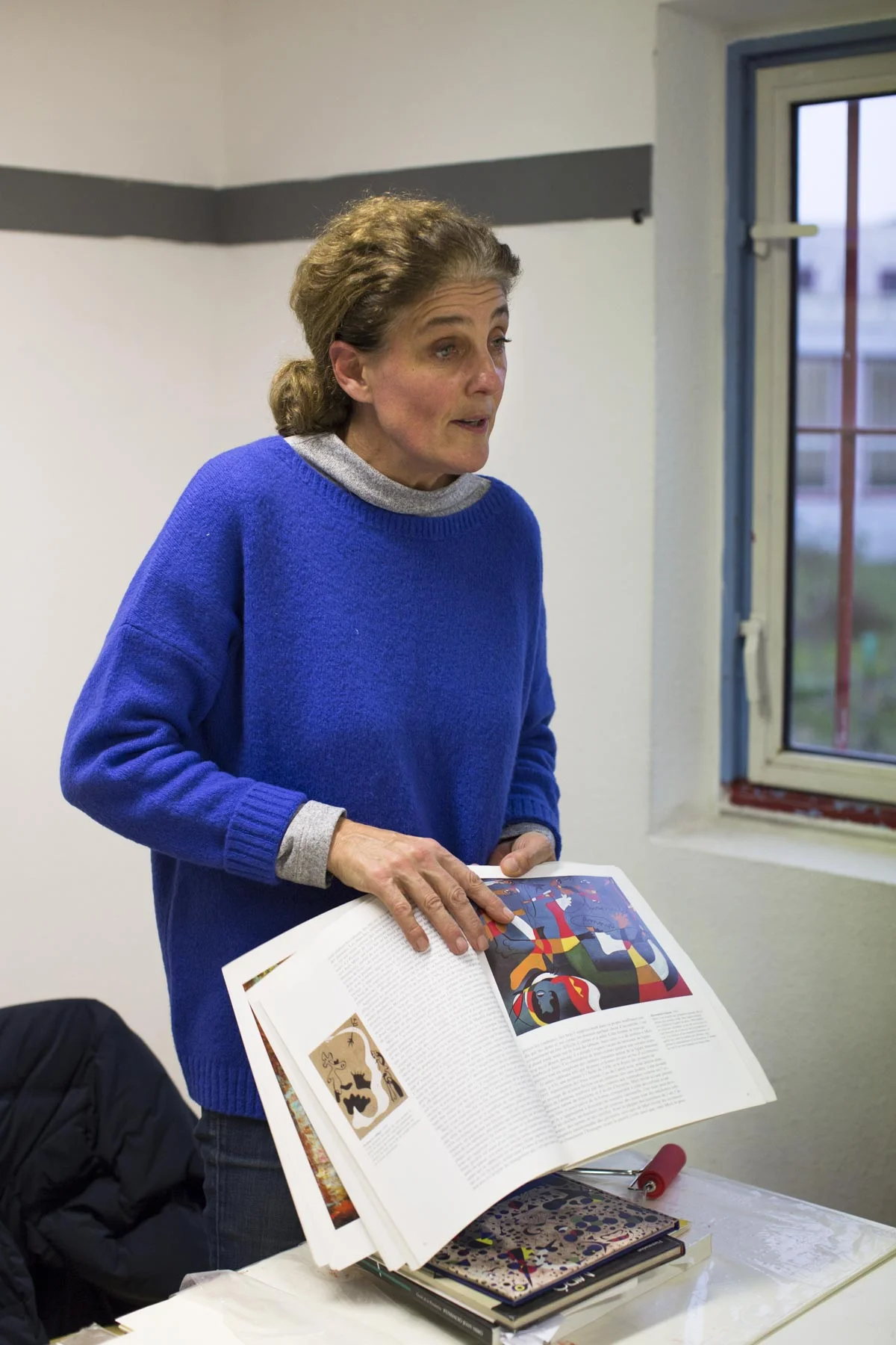 Olivia, l’animatrice de l’atelier carte de vœux organisé par l’association Wake Up Café à la maison d’arrêt de Nanterre , 2018