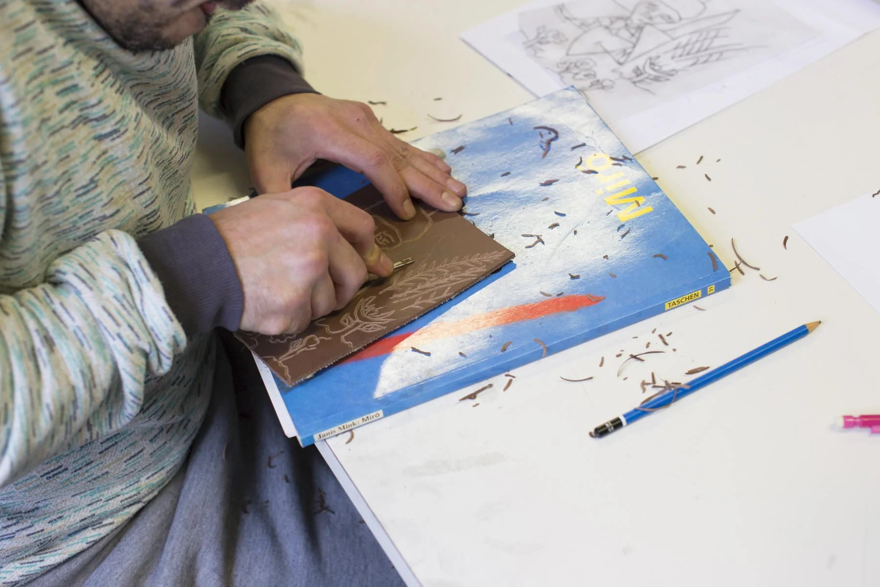 Réalisation d’un détenu en linogravure. Atelier carte de vœux avec l’association Wake Up Café