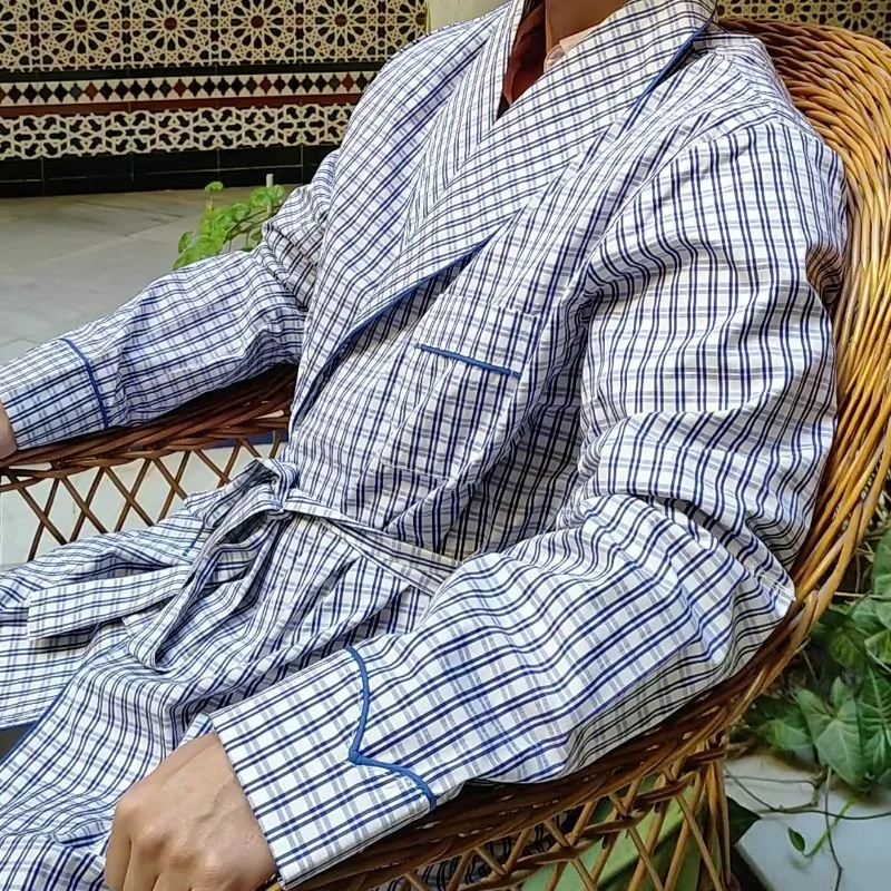 Batín de hombre cuadros blanco/ azul con vivo azul