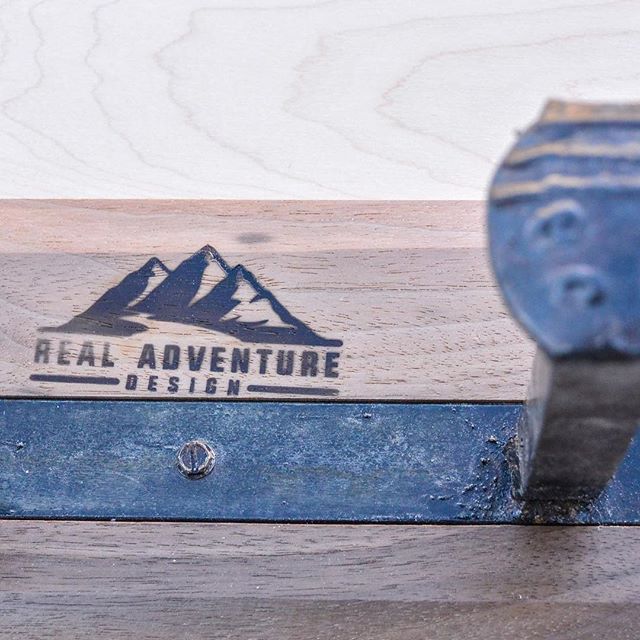 Get yourself a contemporary magnetic ski rack and save yourself 20% with the code ROCKIES. Site is in the bio. ⠀
.⠀
.⠀
.⠀
#realadventuredesign #RADicallyorganized #contemporarydesign #metalandwood #walnutandsteel #madeintheusa