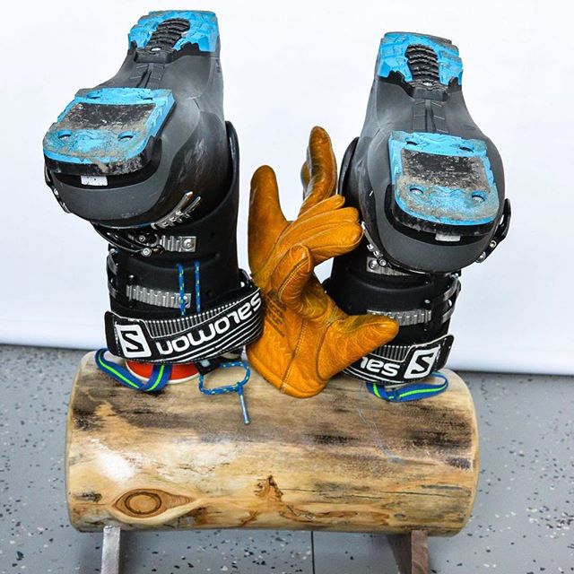 All our boot dryers are now equipped with glove ports as well. Keep everything dry and in mint condition with ambient drying. ⠀
.⠀
.⠀
.⠀
#realadventuredesign #RADicallyorganized #dryfeet #rusticdesign #aspen #walnut #madeintheusa #mountainart