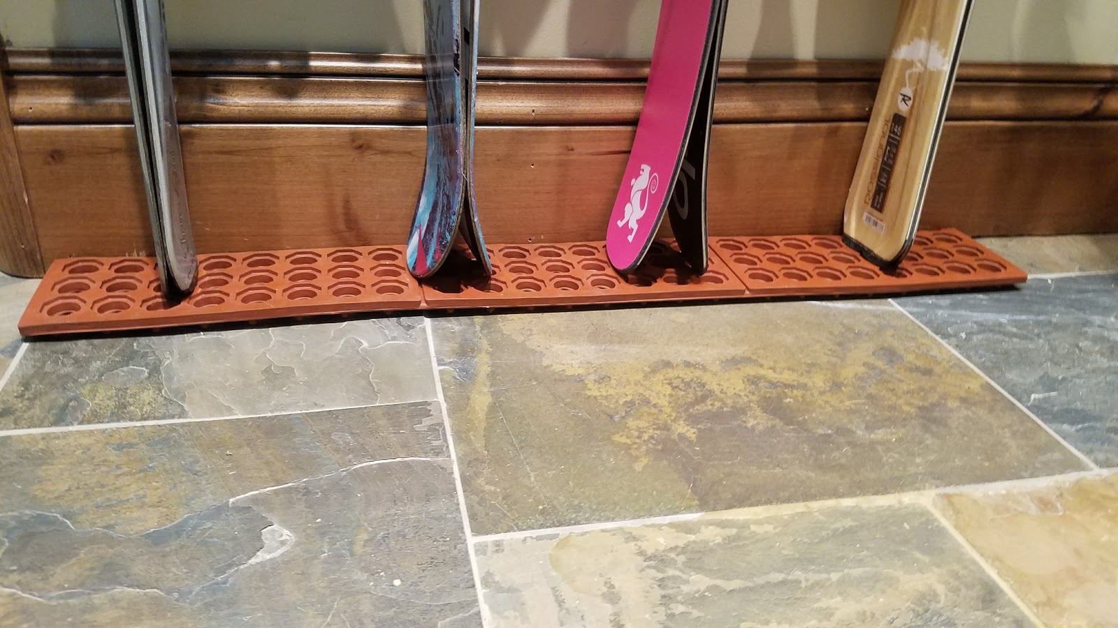  The rubber mat keeps your skis off the wet floor. 