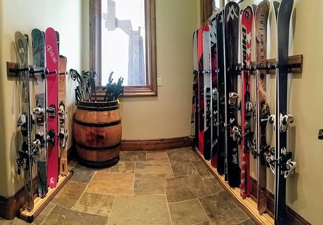 A recent custom install in Park City. 13 skis all ready to go!⠀
.⠀
.⠀
.⠀
#RealAdventureDesign #RADicallyorganized #handmade #mountainart #mudroom #ski #organization