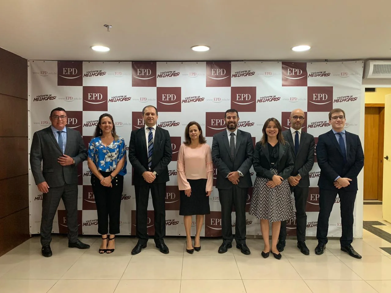 Os participantes do EPD Talks. Da esquerda para direita: Prof. Ricardo Castilho , Prof.a Sandra Massud, Prof. Márcio Granconato, Prof.a Mônica Serrano, Prof. Rodrigo Costa, Prof.a Gabriela Araujo, Prof. Alessandro Soares e Prof. Roberto Beijato.