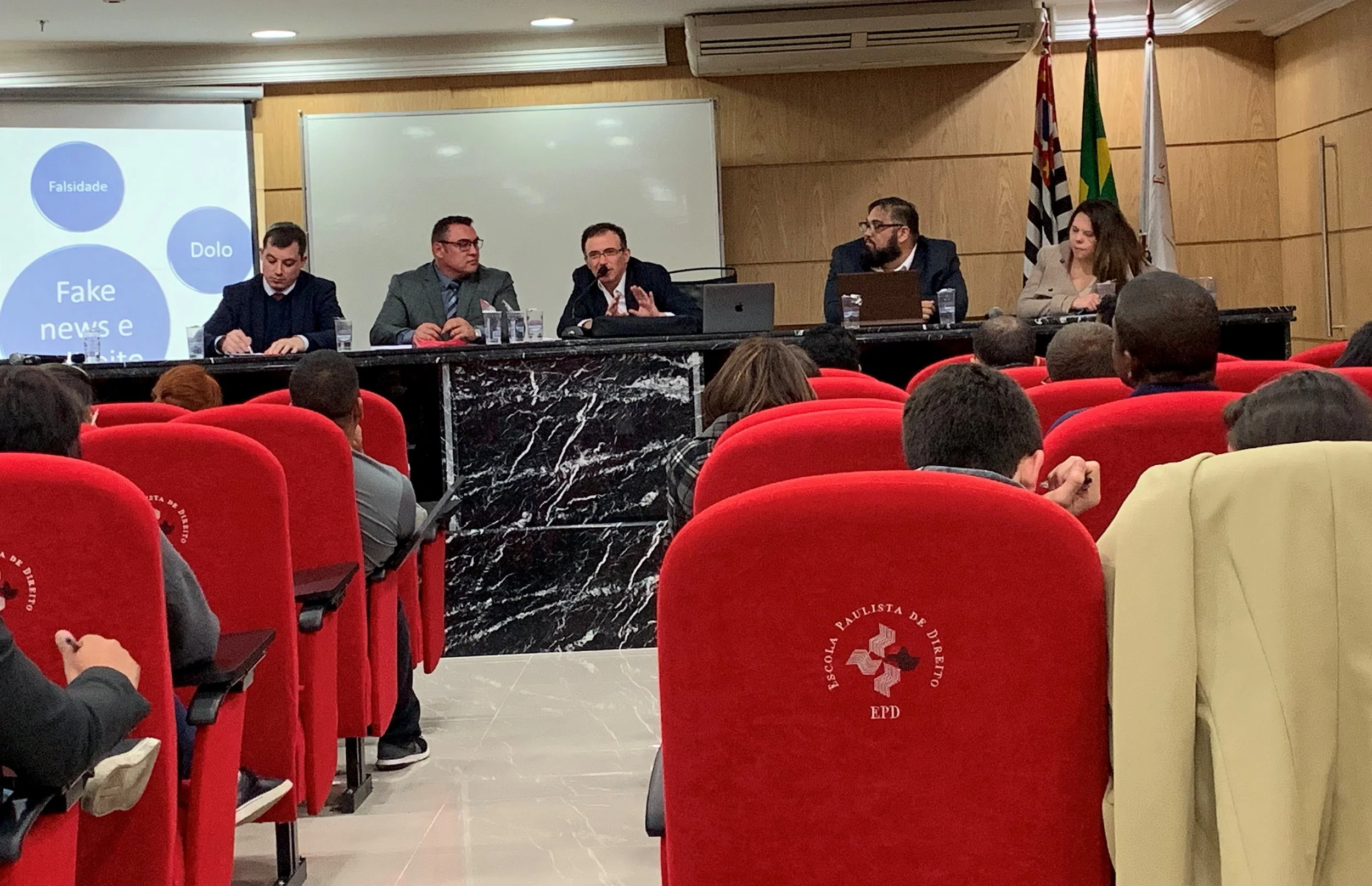 Fake News e Democracia em Pauta, na mesa de debates.