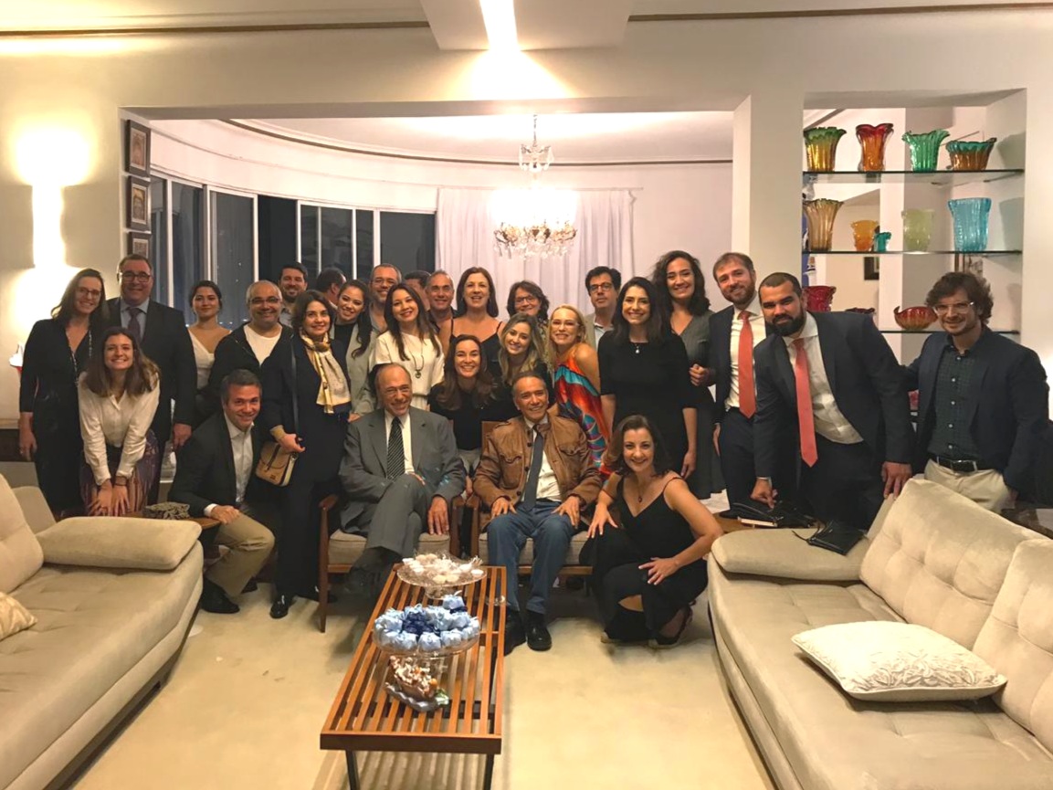 Professores Eugênio Raúl Zaffaroni e Juarez Tavares, cercados de juristas, no Rio de Janeiro
