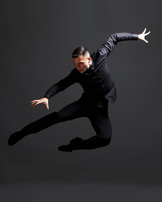 Free Photo | The male ballet dancer posing over gray