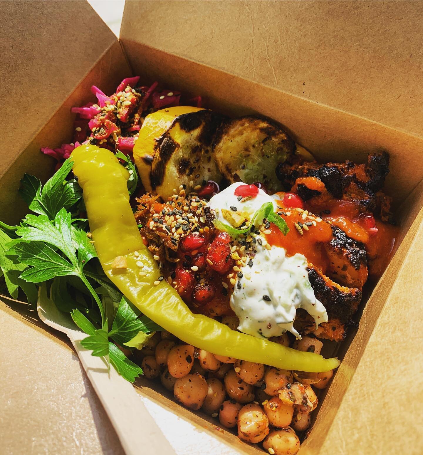 Food for a sunny day 😎🌞
Chicken shish meze box , we&rsquo;ve got hummus, grilled courgettes and marinated chickpeas for today&rsquo;s meze option (GF). Have it with any item from our menu!
Find us at Finzels Reach today 11-2pm @sophiebevents 
.
.
.