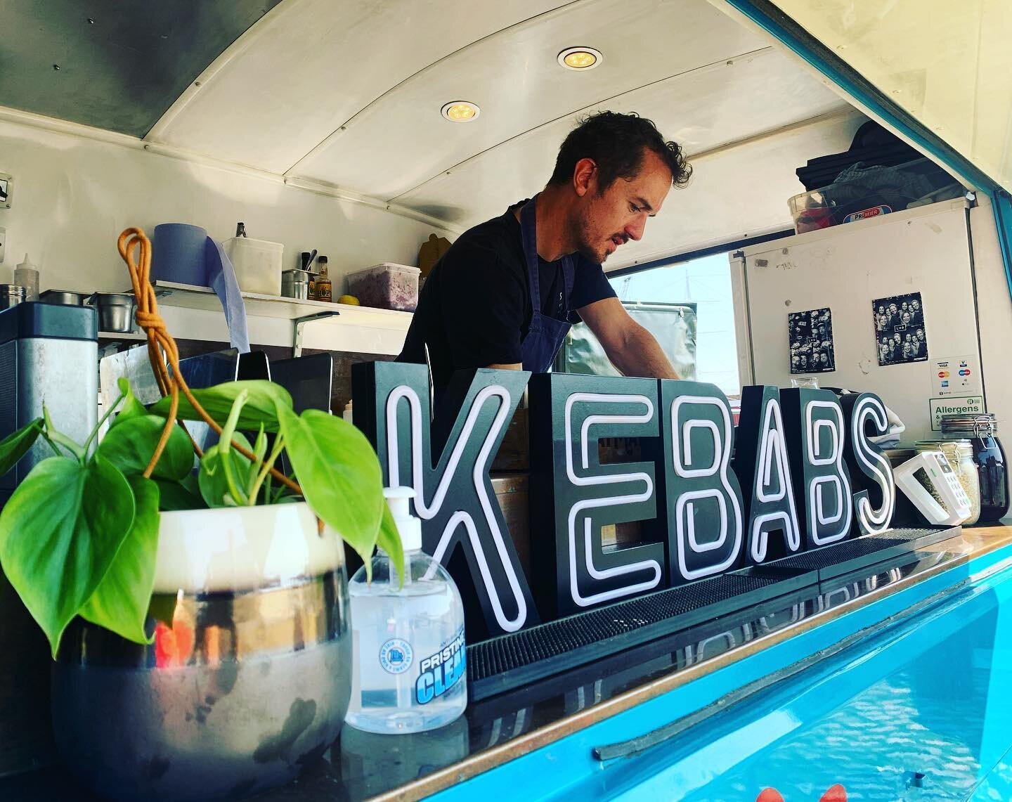 Oh hey there 👀 
Ewan manning the orders today at the beer fest @bristolcbf .Last session of the weekend and it&rsquo;s a scorcher!🍺🥙🌞
.
.
.
.
.
.
.
.
.
#kebab #kebabs #foodtruck #bristolfood #bristolfoodtruck #bristolcbf #beerfestival #indiansumm