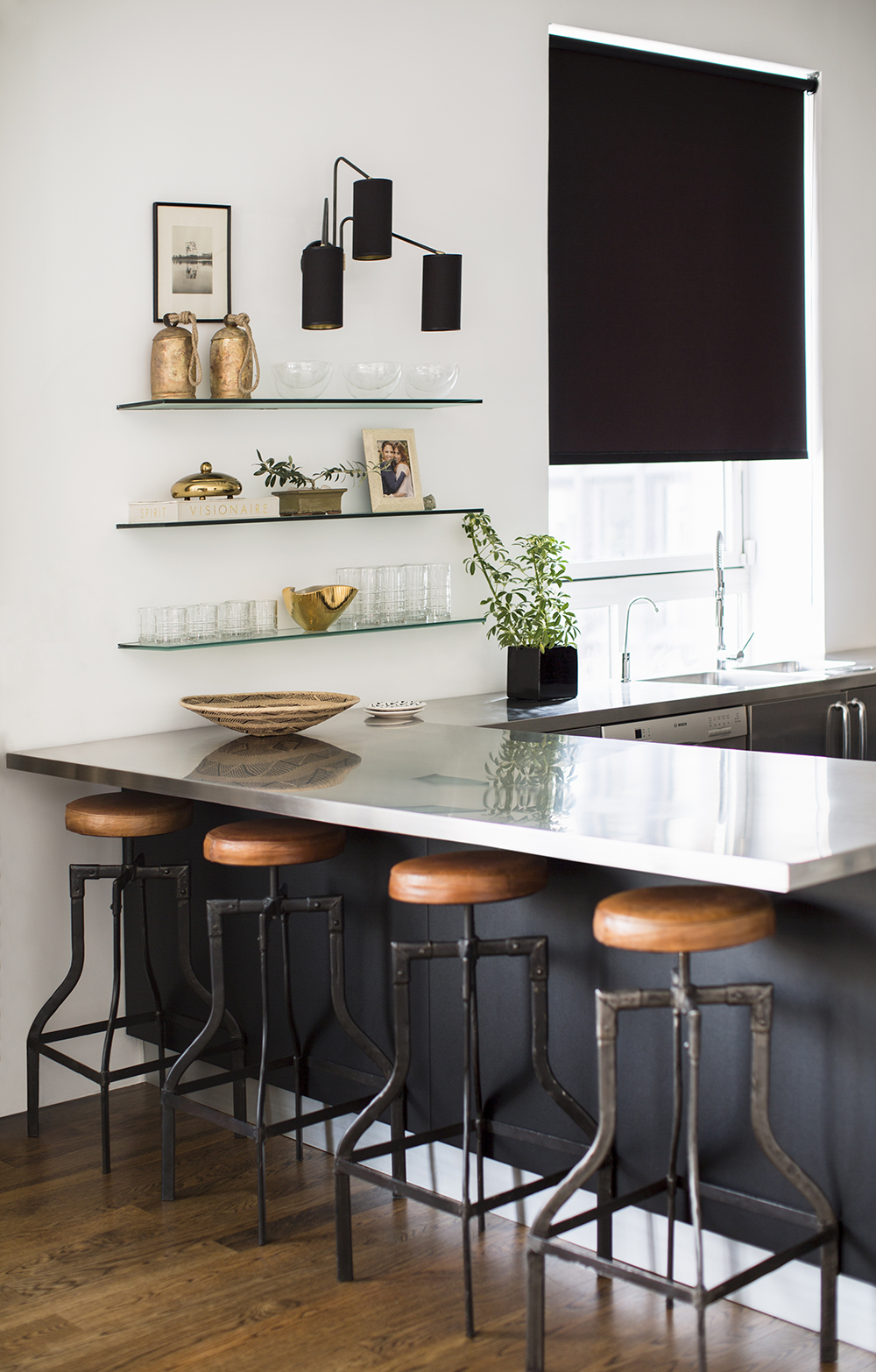 Kitchen+with+vintage+leather+and+steel+barstools.jpg