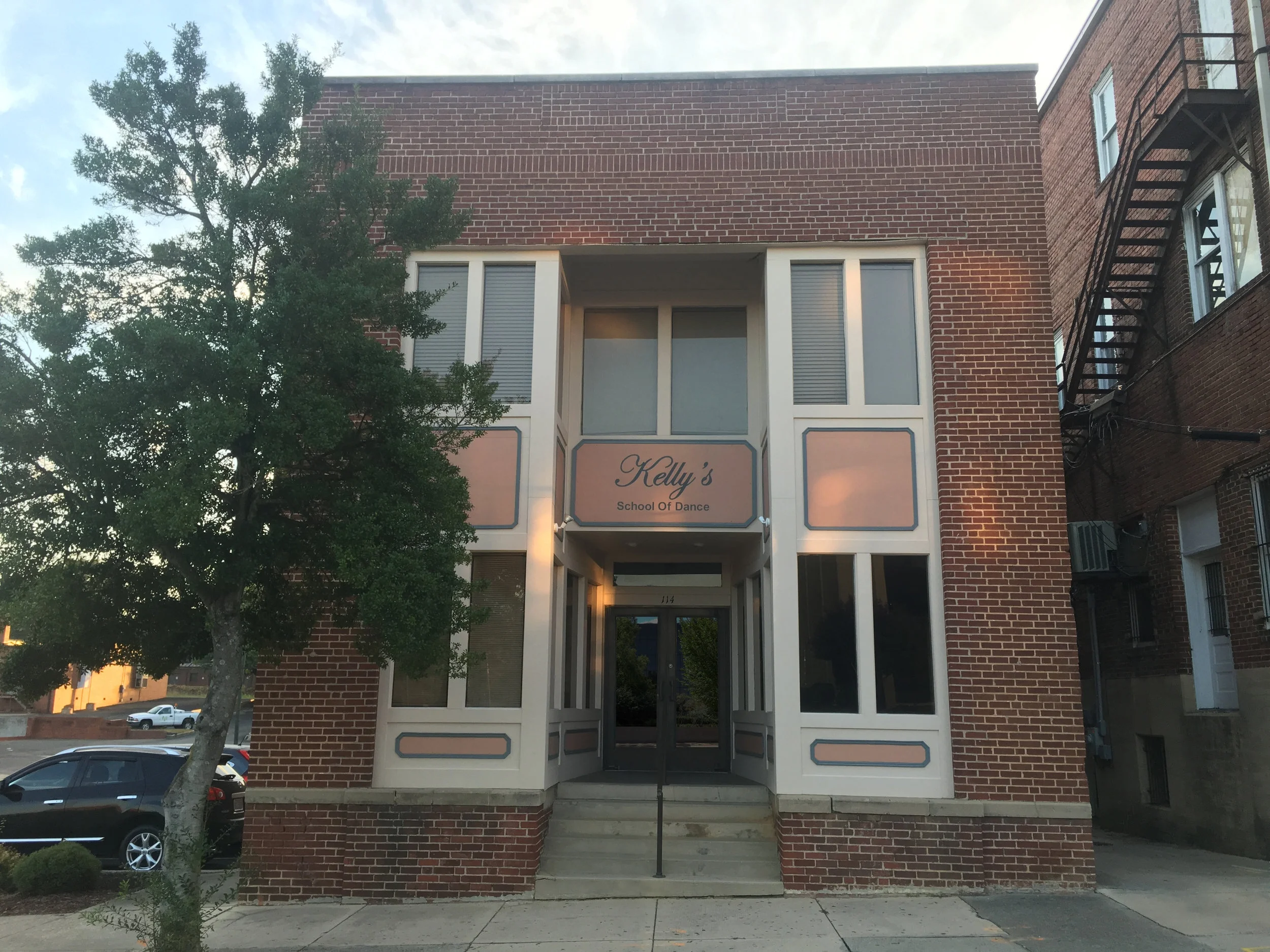 dance studio no sign.JPG