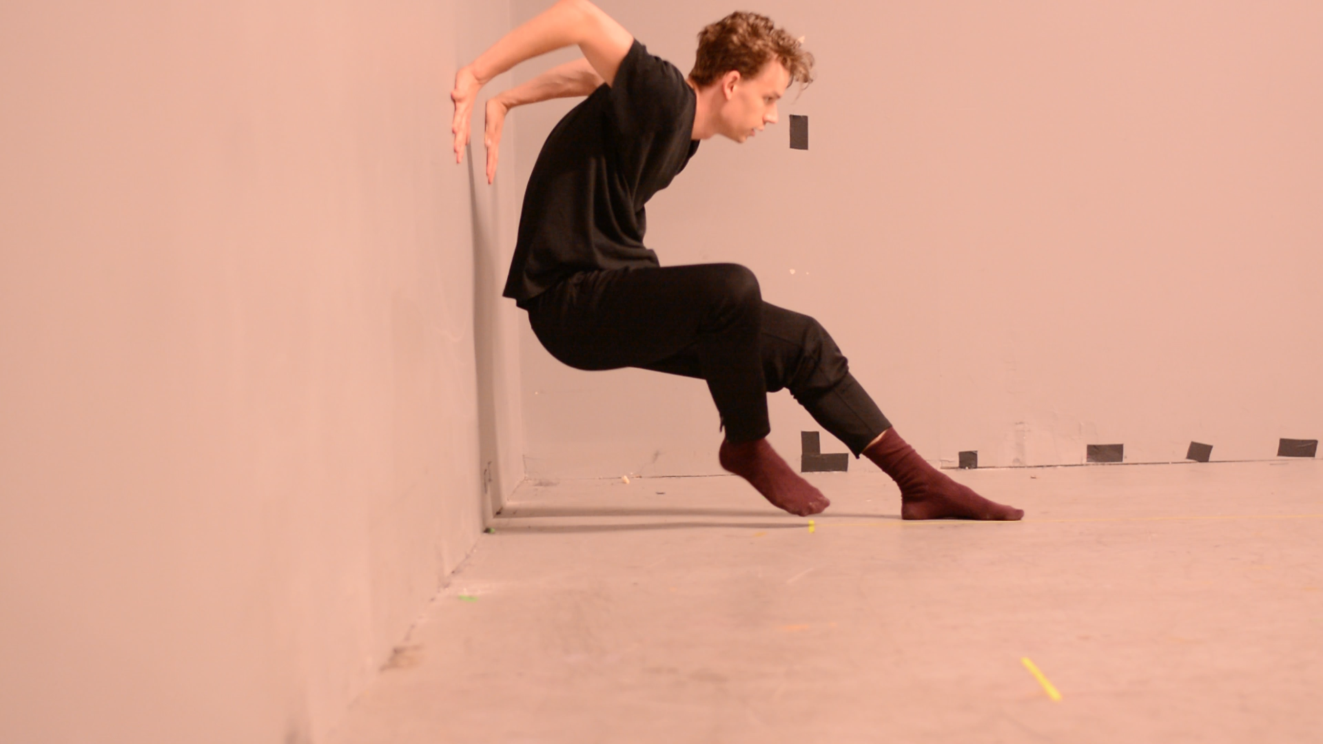ZACHARY ENQUIST Zachary began training at Summit School of Dance in Plymouth, MN. He holds a BFA in Dance from SUNY–Purchase College in New York, where he performed works by choreographers Doug Varone, Lar Lubovitch, Stephen Petronio, Bill T. Jones and Merce Cunningham. Enquist spent a semester abroad at "Codarts" in Rotterdam, Holland, which collaborated with the Tanz Luzerner Theater.Other training includes summer studies at the Juilliard School, Movement Invention Project and Springboard Danse Montréal, where he performed repertory by William Forsythe, Stijn Celis and Robyn Mineko Williams. Enquist was an apprentice at Mark Morris Dance Group 2013-2014 and a member of Hubbard Street 2 under the management of Terence Marling 2014-2016. Since the season 16/17 he is a permanent member of the ensemble at the Lucerne Theater.