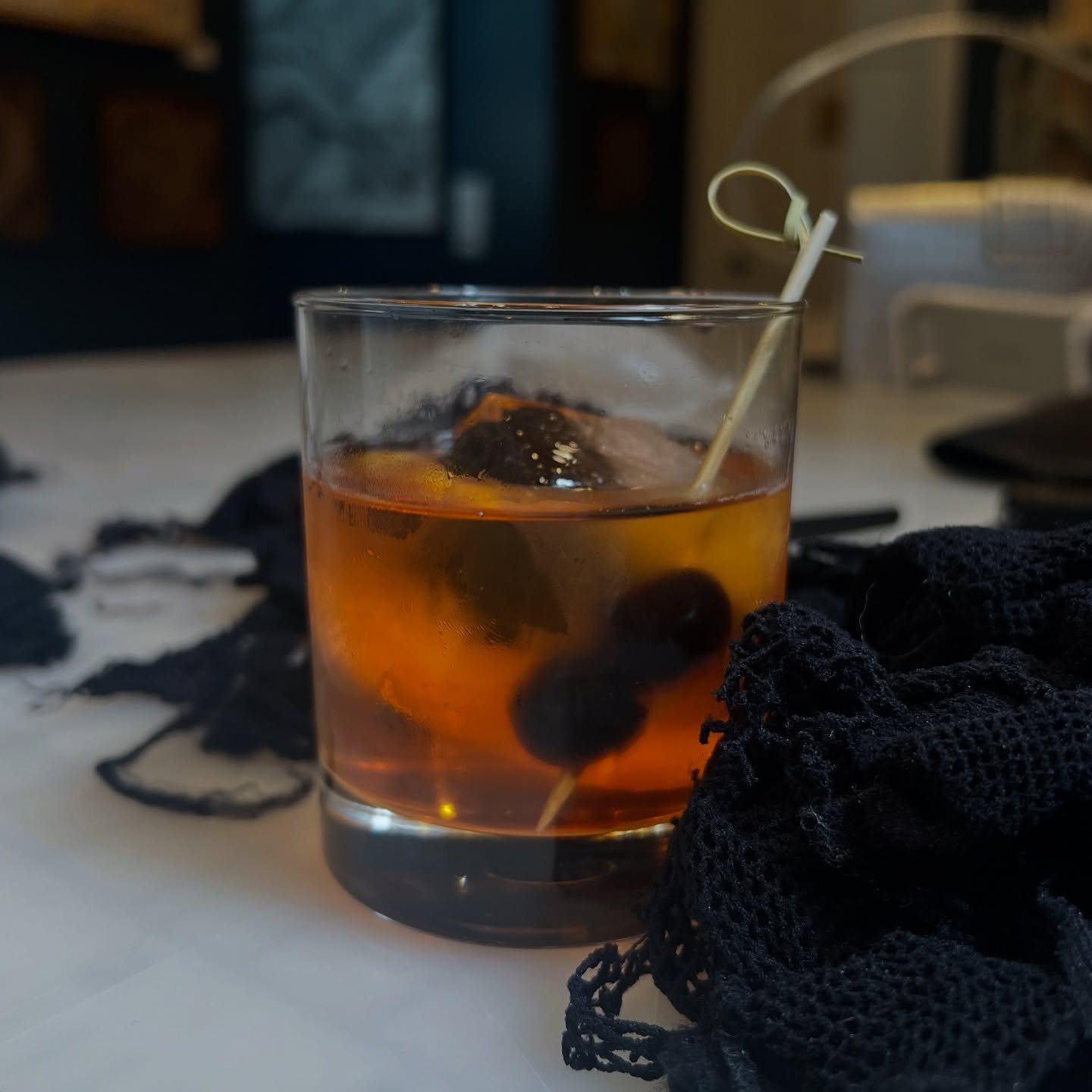 Art 🤝 Our house-distilled Bourban Old Fashioned 🥃 
.
TOMORROW AND SATURDAY (May 16/17) Join us either or both days in collaboration with @art.wrkd for the Wearable Art Fashion Show x Unveiled Threads Fiber and Textile Exhibition! It runs between ou
