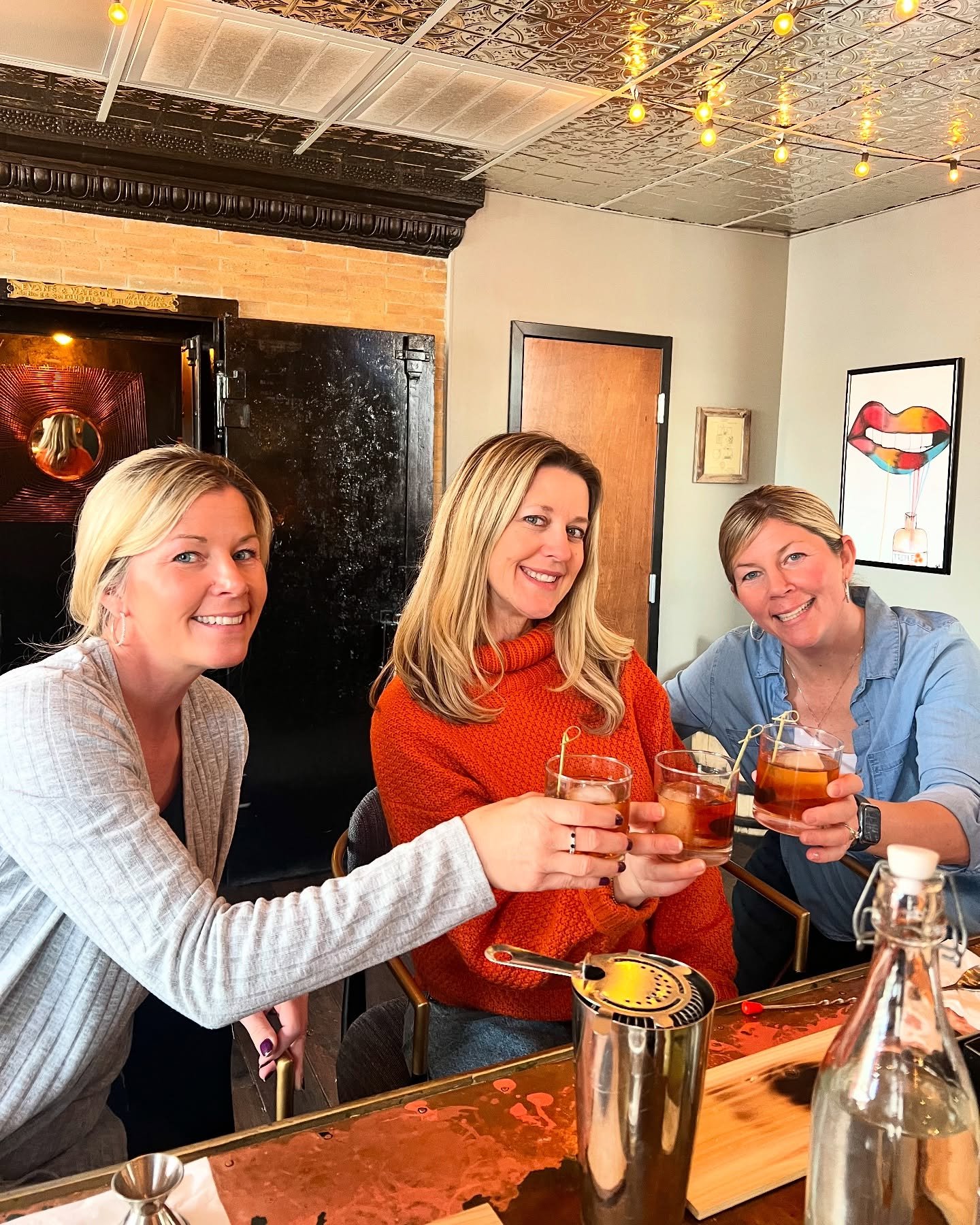 Cocktail Classes at the Newtown Tasting Room! ☀️☀️☀️ Great for something a little extra special to do with your people! For a birthday, reunion, work event, and more! Parties big or small. Learn how we do what we do best! 
.
Tag the people you want t