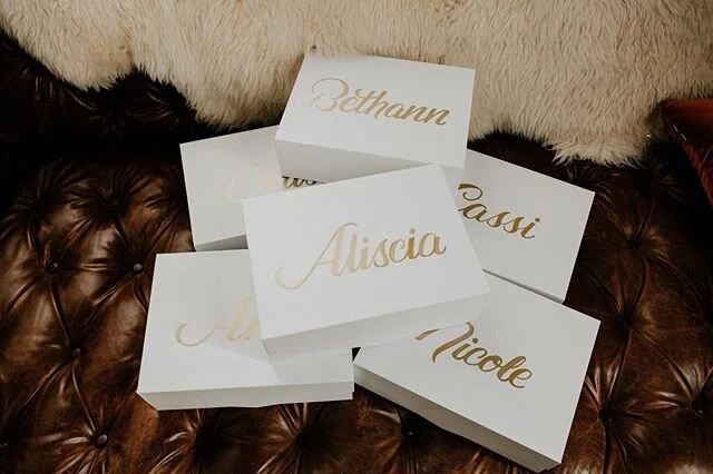 Bridesmaid gifts, but customized 👯&zwj;♀️
📸: @sandy.armenteros