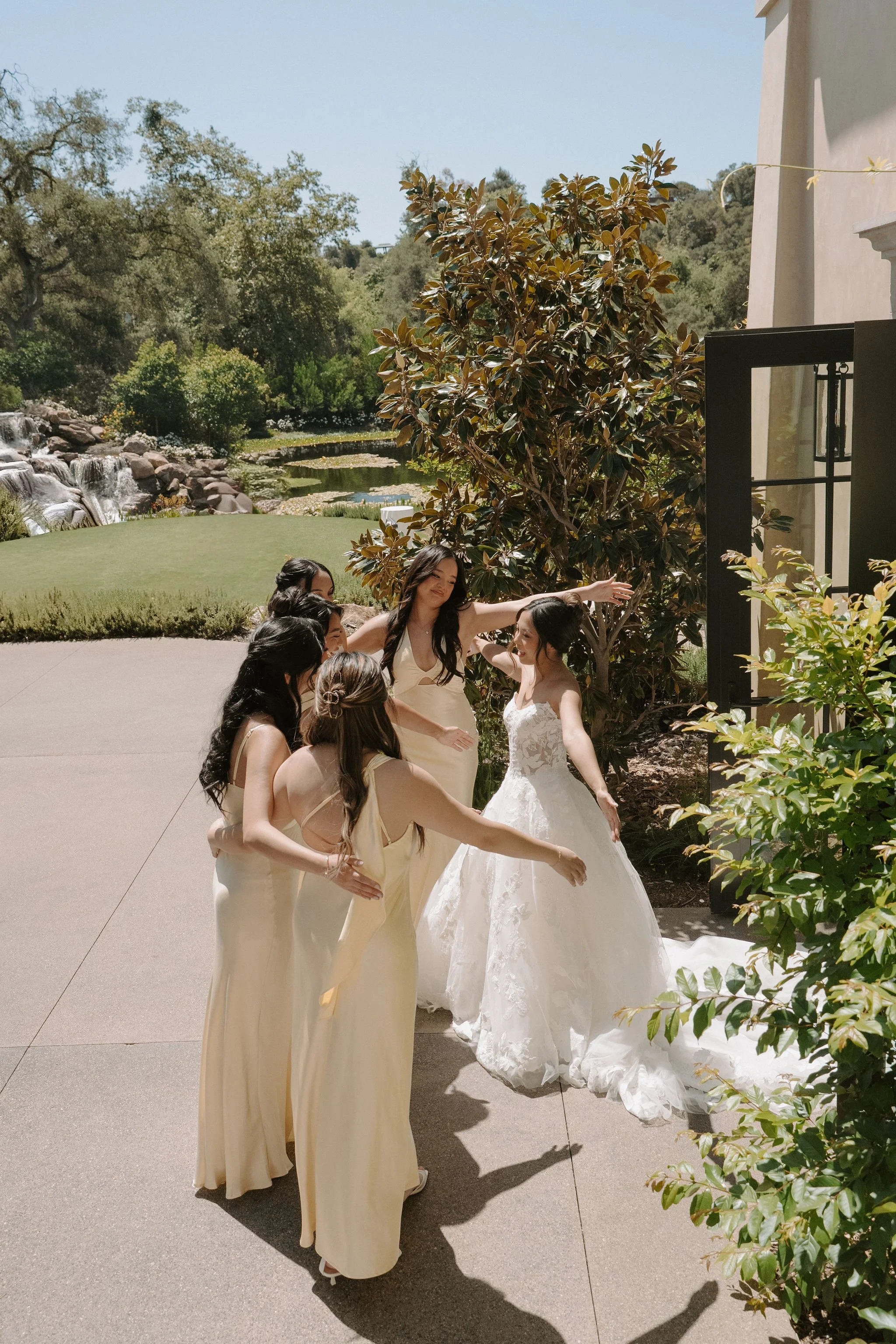 moserate-winery-wedding-bride-bridesmaids-garden