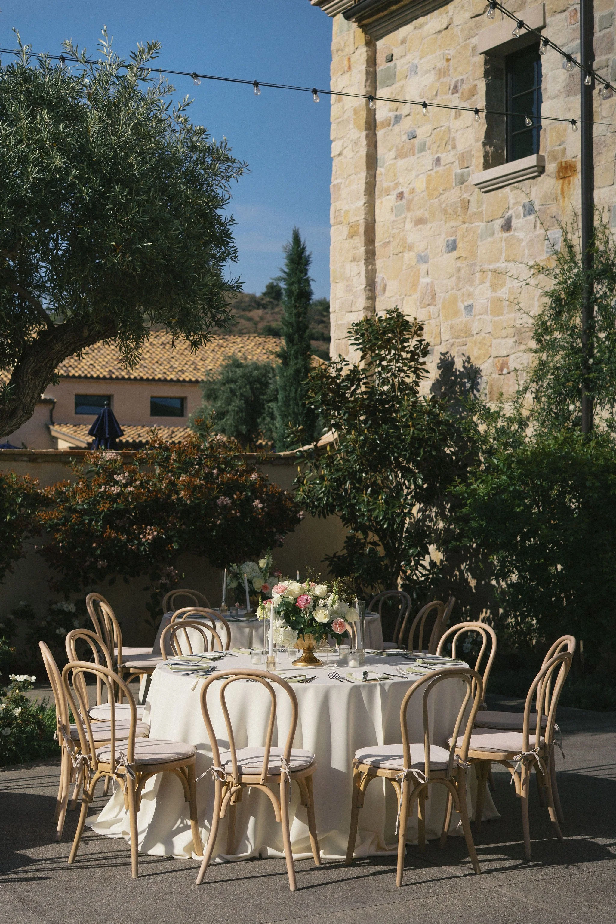 moserate-winery-wedding-outdoor-reception-table