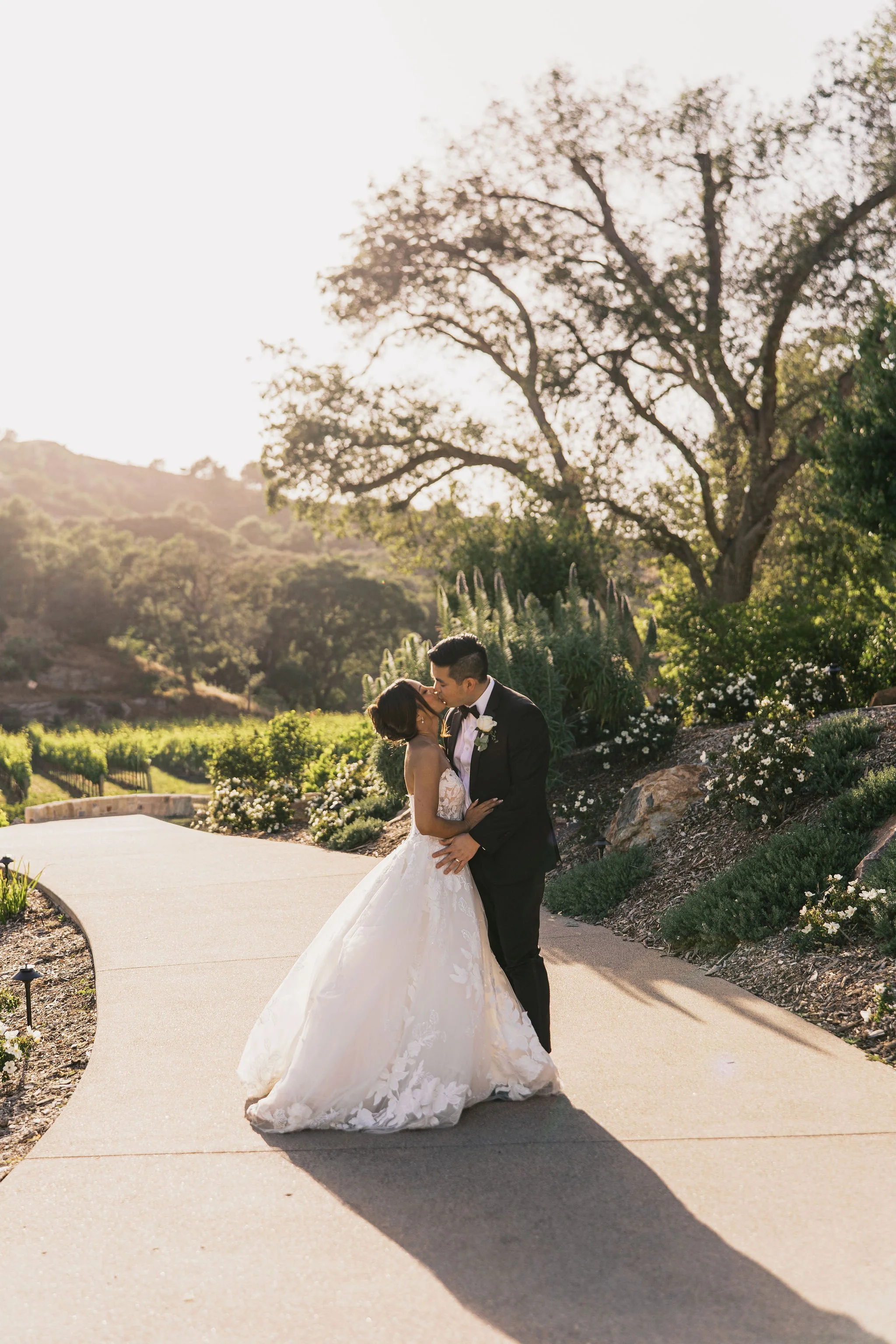 moserate-winery-wedding-golden-hour-kiss