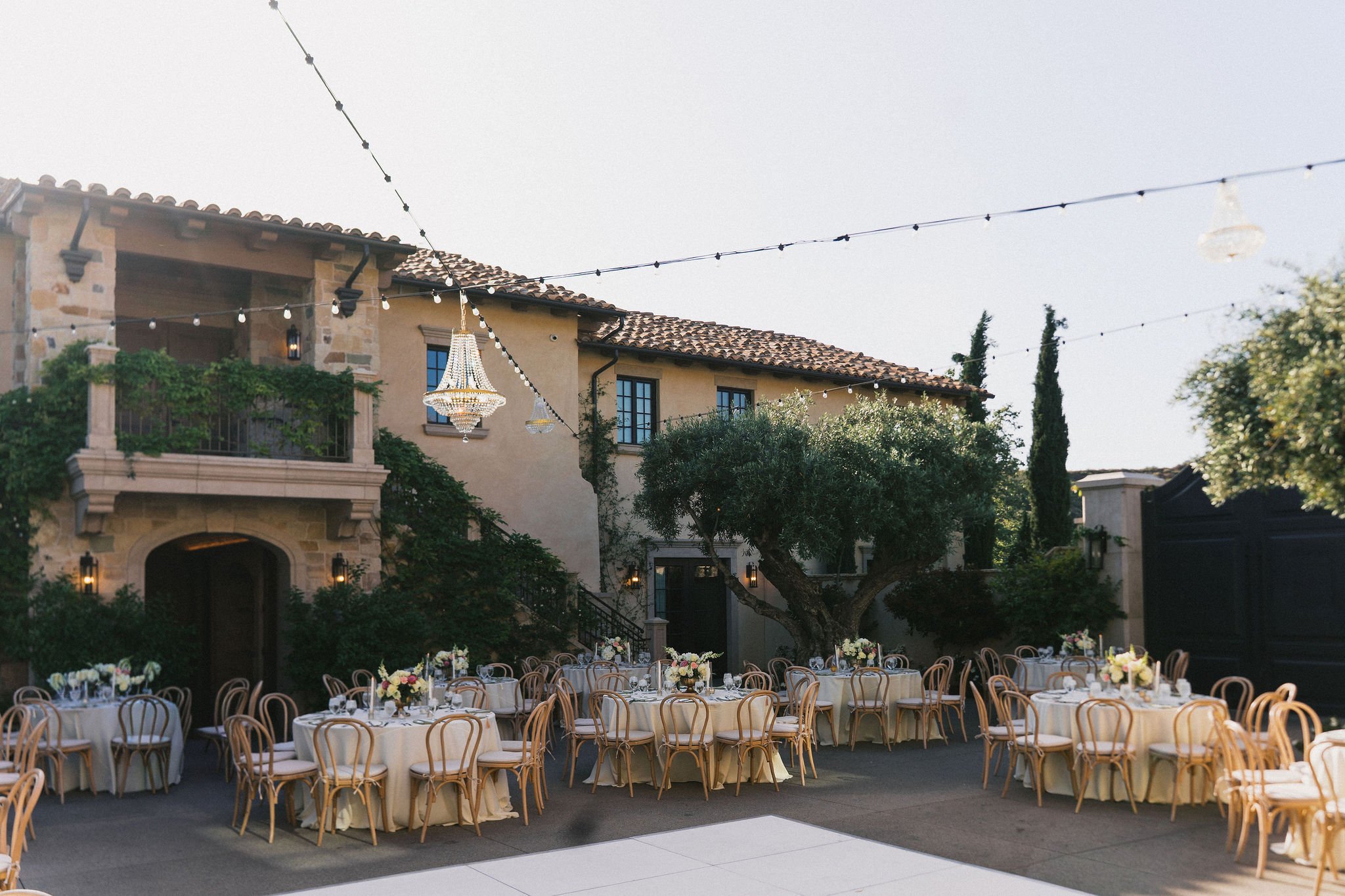 moserate-winery-wedding-courtyard-reception