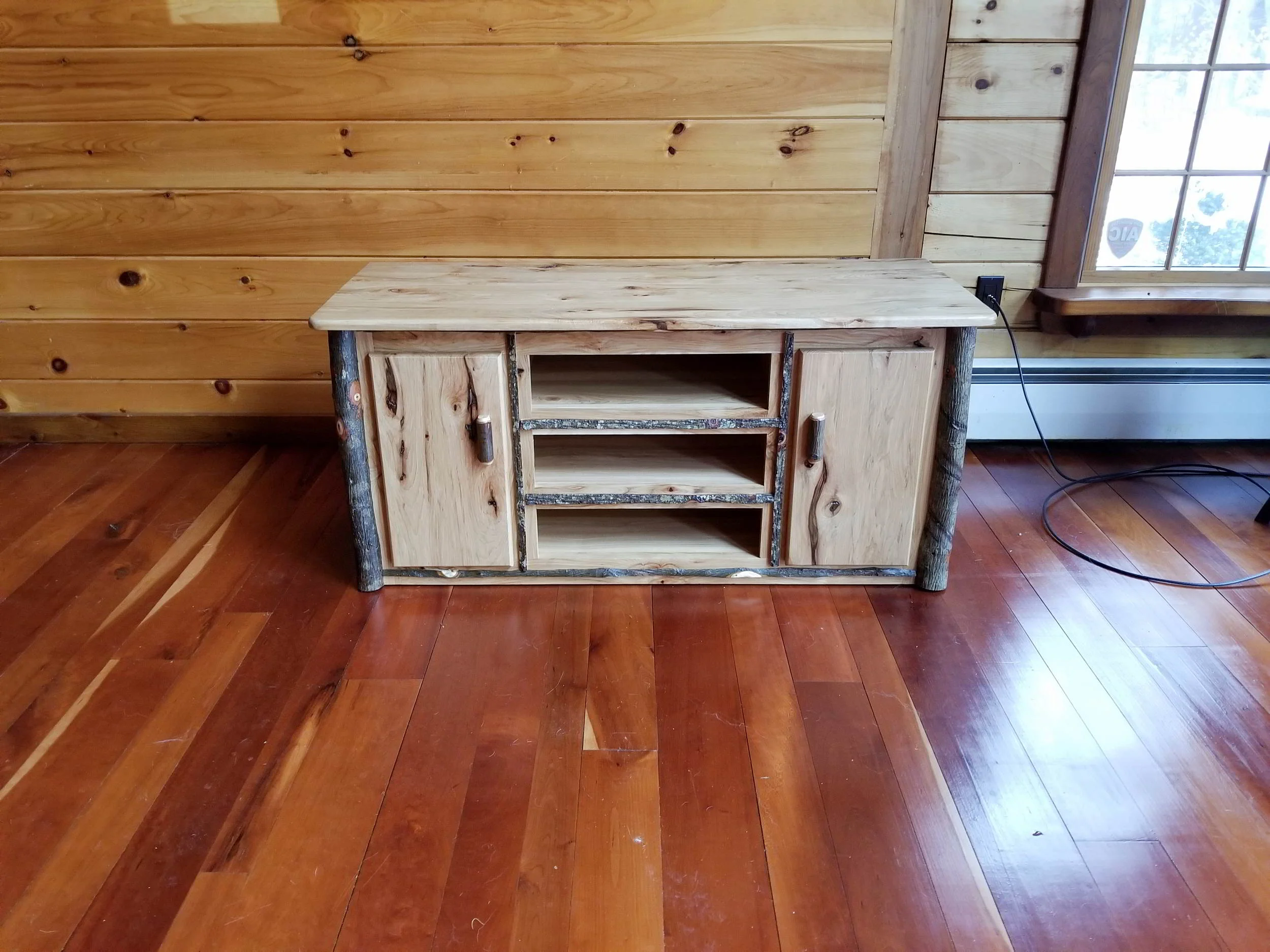Hickory plasma tv stand 1-1.jpg